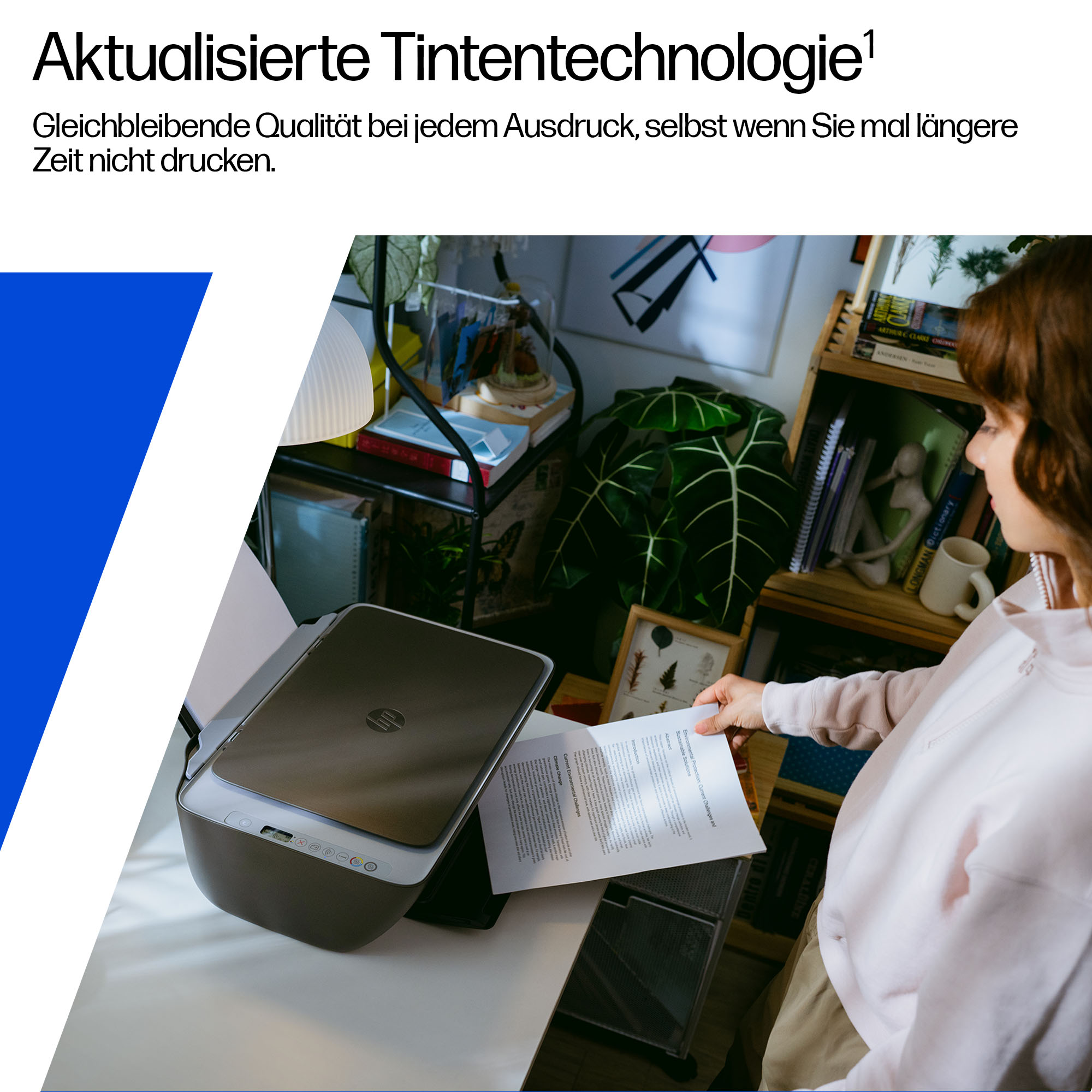Frau nimmt Dokument aus Drucker. Regale mit Büchern und Pflanzen.