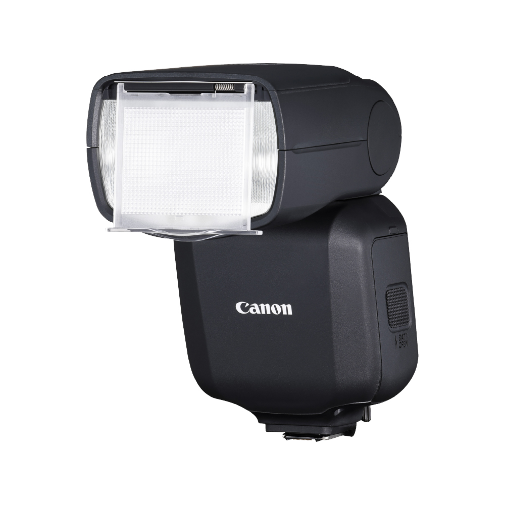 Beyaz difüzörlü ve ışıklı siyah Canon flaş, beyaz arka plan üzerinde.