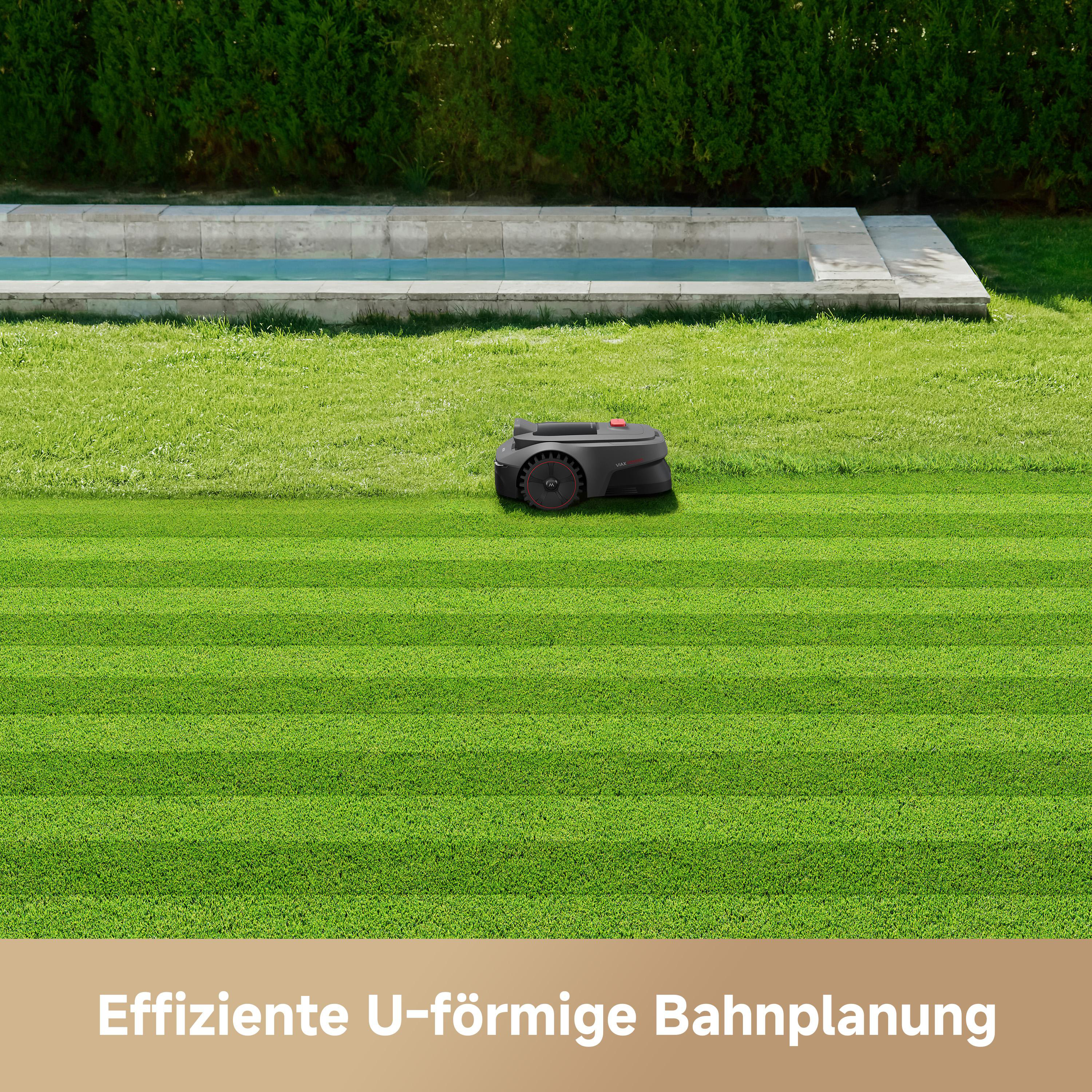 Ein Mähroboter auf einem satten, grünen Rasen neben einem Pool.