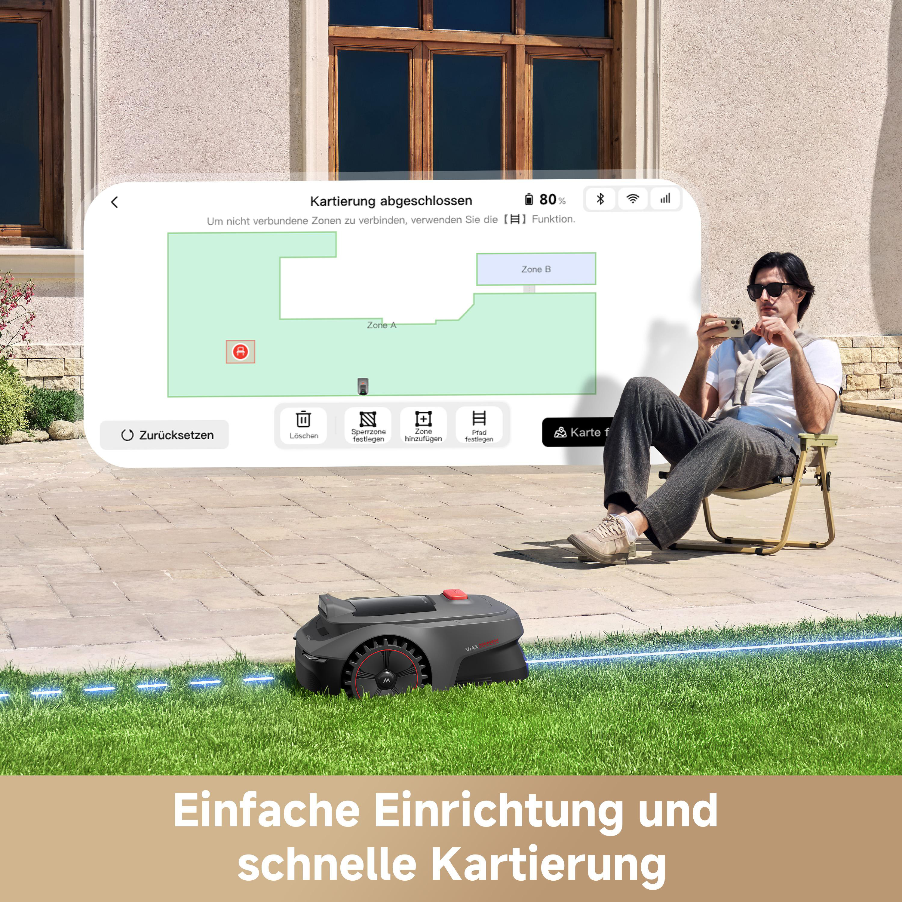 Ein Mann sitzt draußen und schaut auf sein Handy. Ein Mähroboter steht auf dem Rasen.