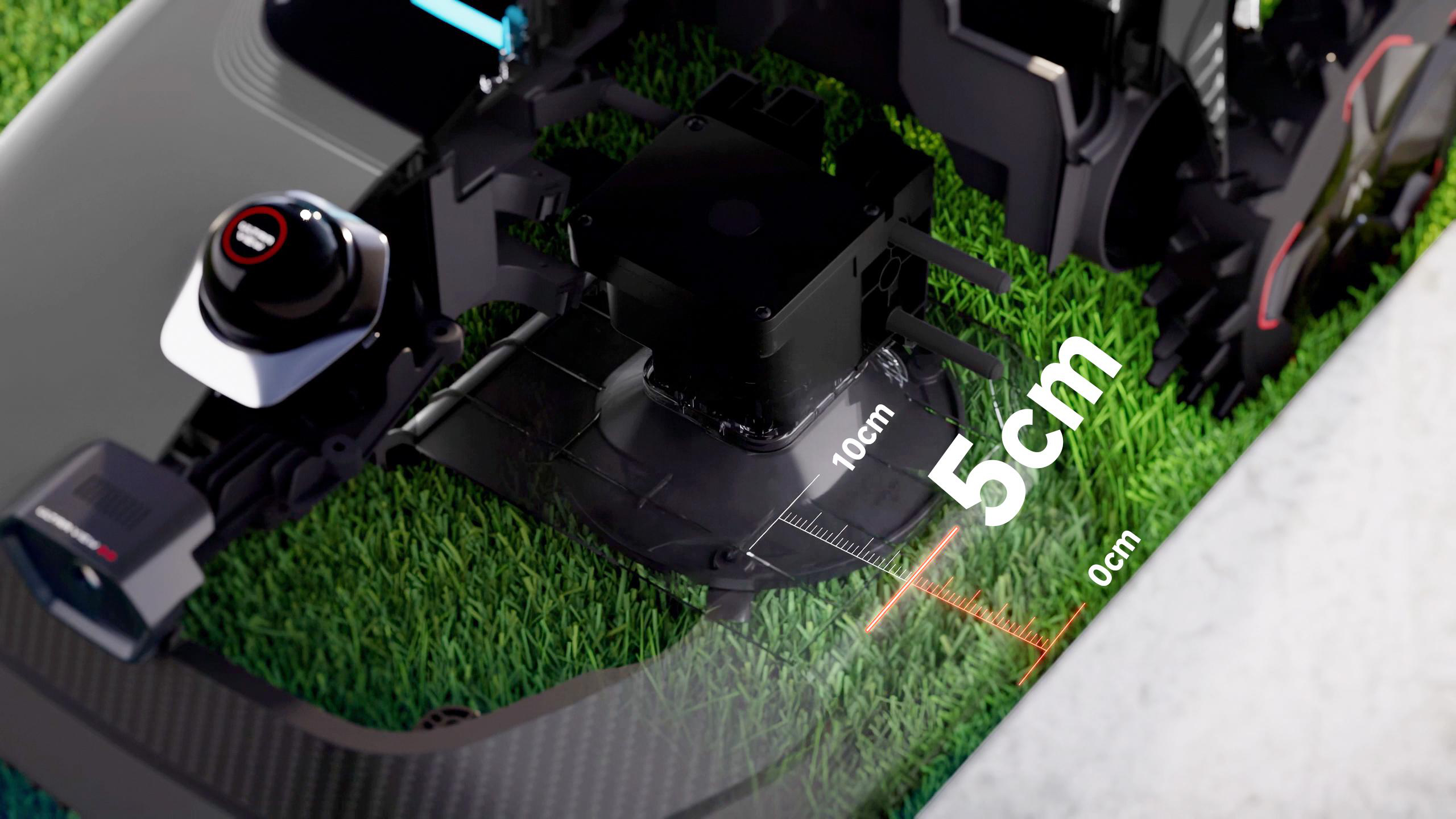 Ein Mähroboter mit Sensoren auf grünem Gras, mit Abstandsmarkierungen von 0-10cm.
