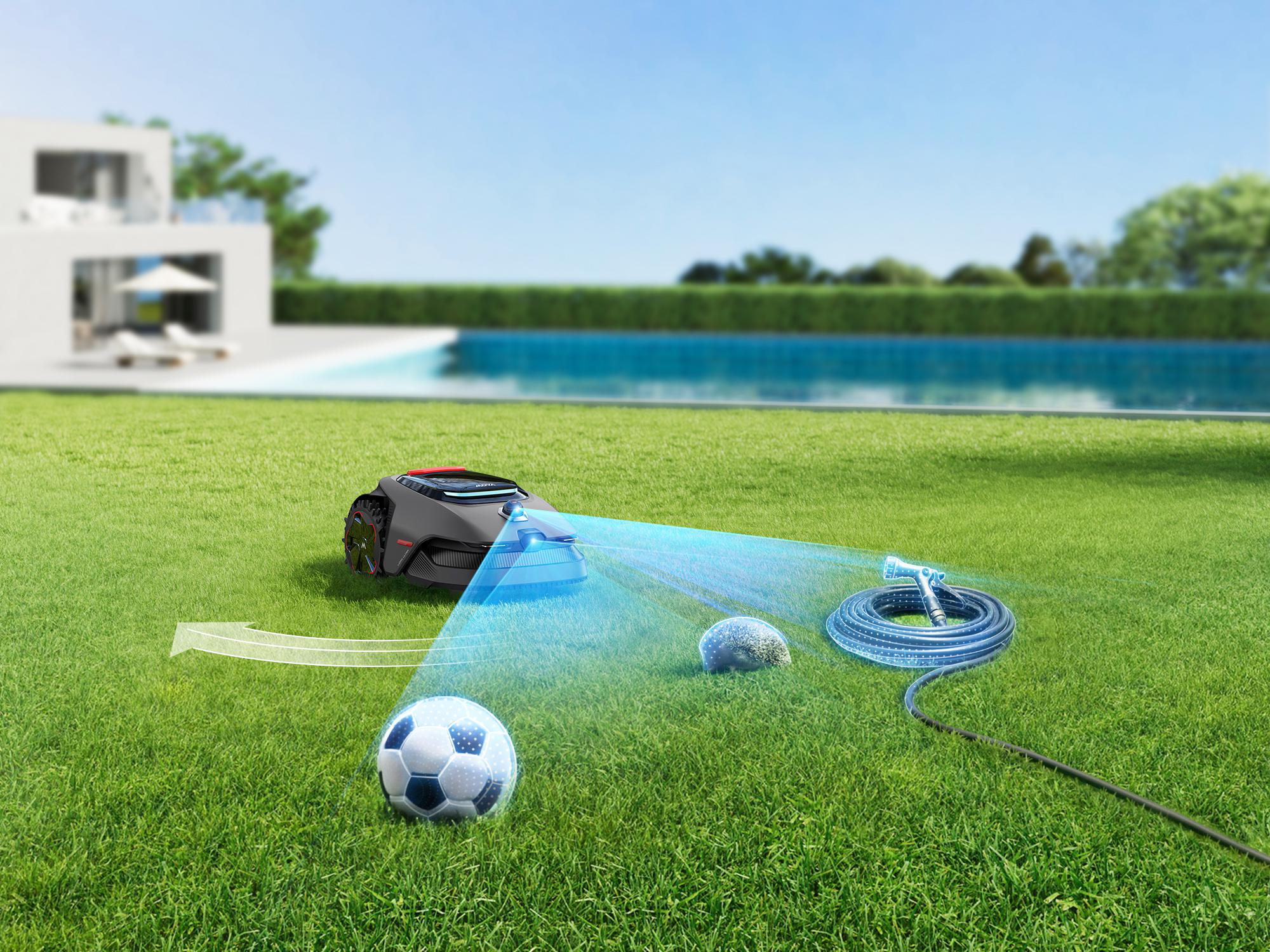 Ein Mähroboter scannt einen Fußball, einen Igel und einen Gartenschlauch auf einem Rasen.