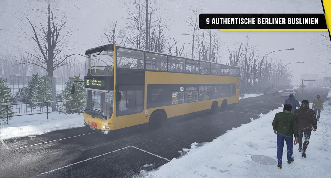Ein gelber Doppeldeckerbus fährt auf einer verschneiten Straße in Berlin.