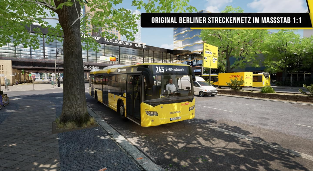 Ein gelber Bus der Linie 245 fährt vor dem Bahnhof Zoologischer Garten in Berlin.