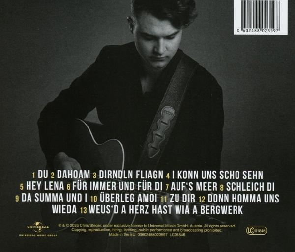 Mann mit Gitarre, dunkler Hintergrund, Songtitel-Liste unten.