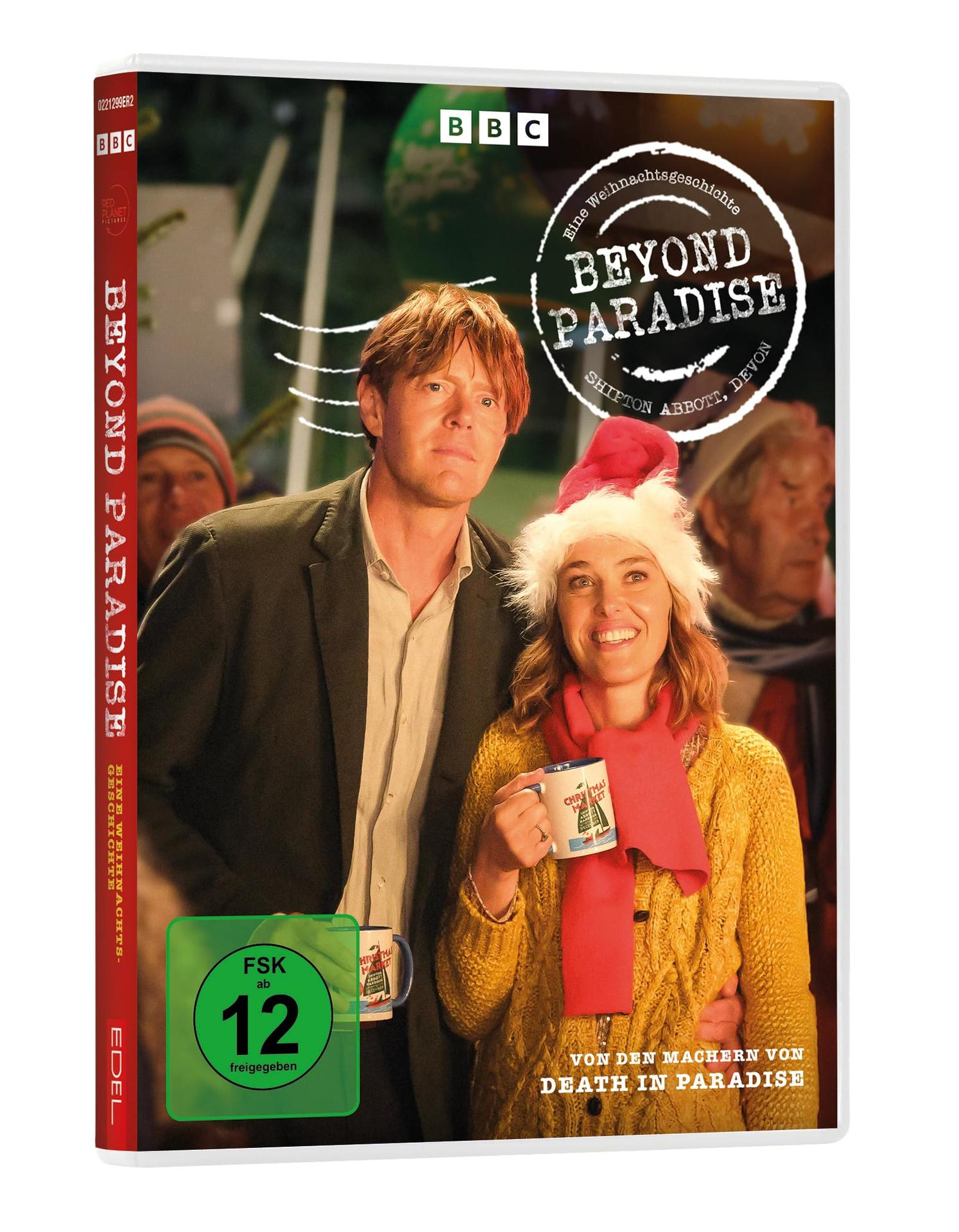 Ein Mann und eine Frau, die Weihnachten feiern, mit Weihnachtsmütze und Schal.