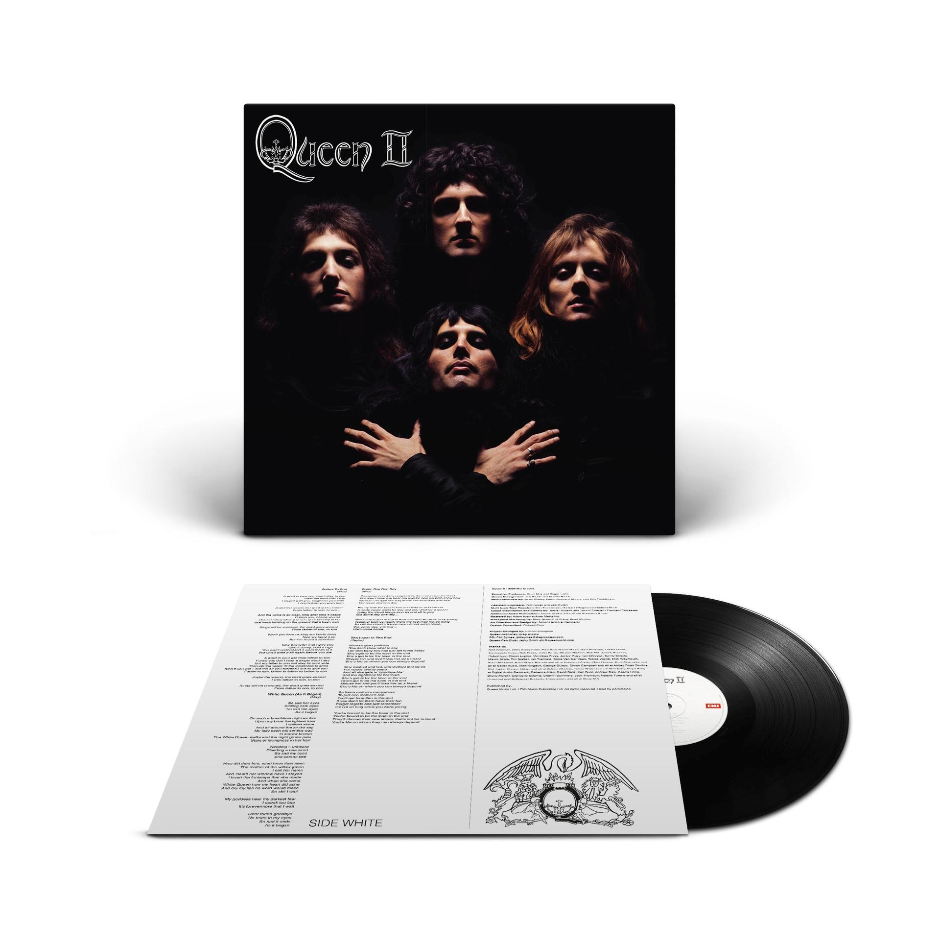 Albumcover von Queen II mit Bandmitgliedern in dunkler Kleidung, mit Schallplatte und Texten.