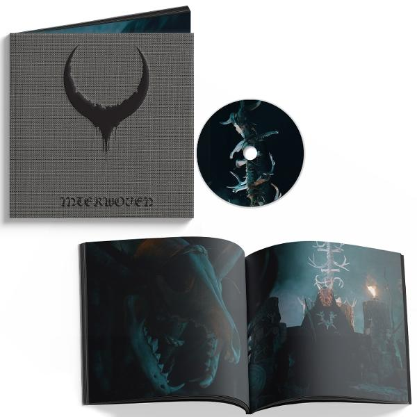 Ein CD-Cover und eine CD mit einem dunklen Symbol. Eine geöffnete Broschüre mit Bildern.