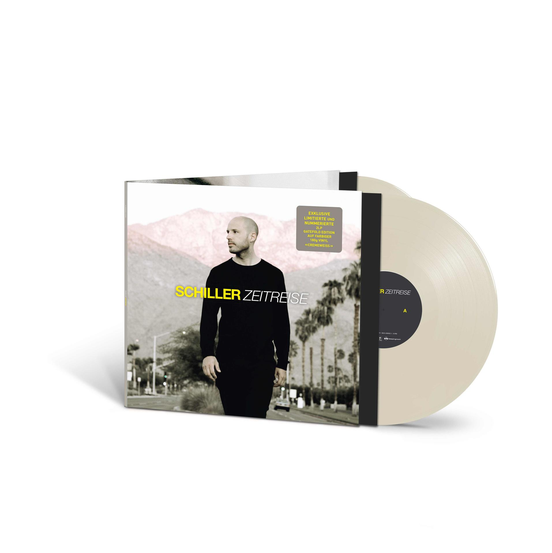 Ein Mann steht vor einem Albumcover mit Palmen und Bergen. Zwei Schallplatten liegen daneben.