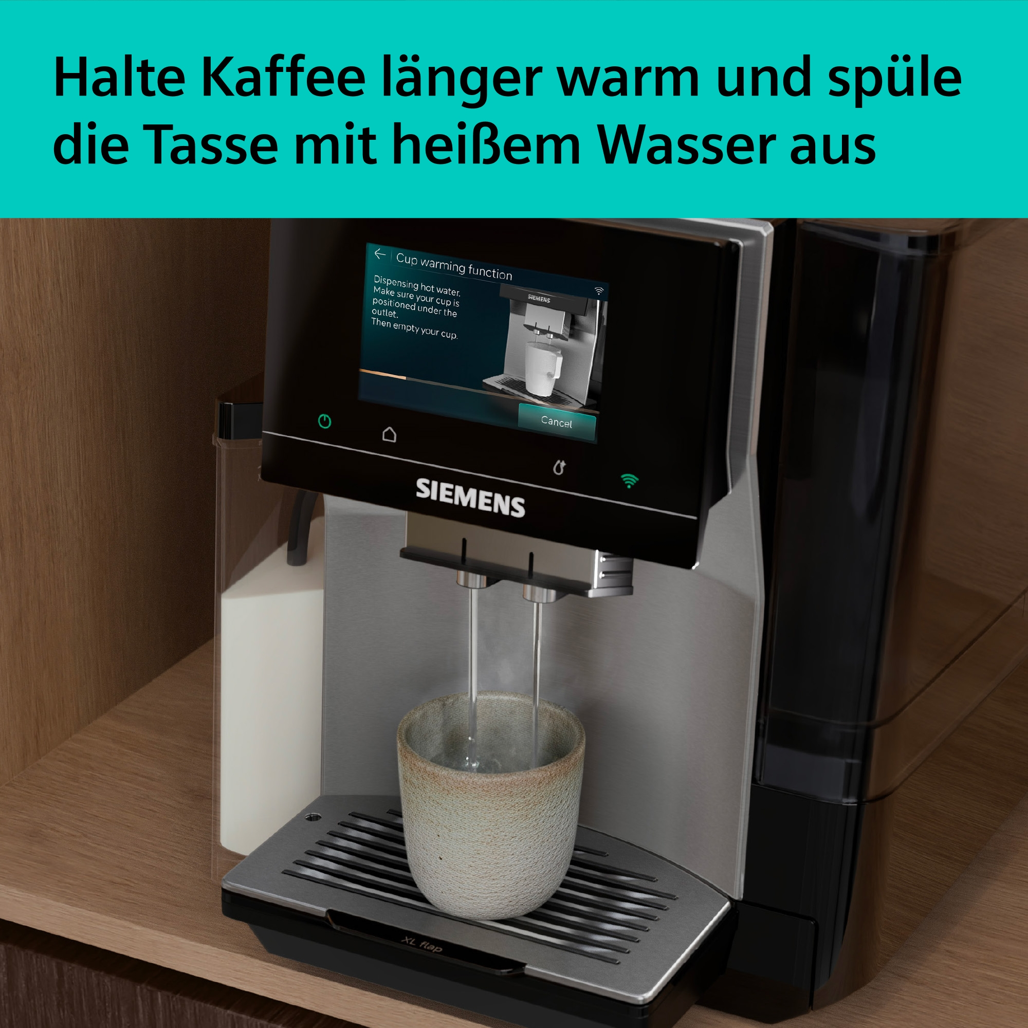 Ein Siemens Kaffeevollautomat spült eine Tasse mit heißem Wasser.