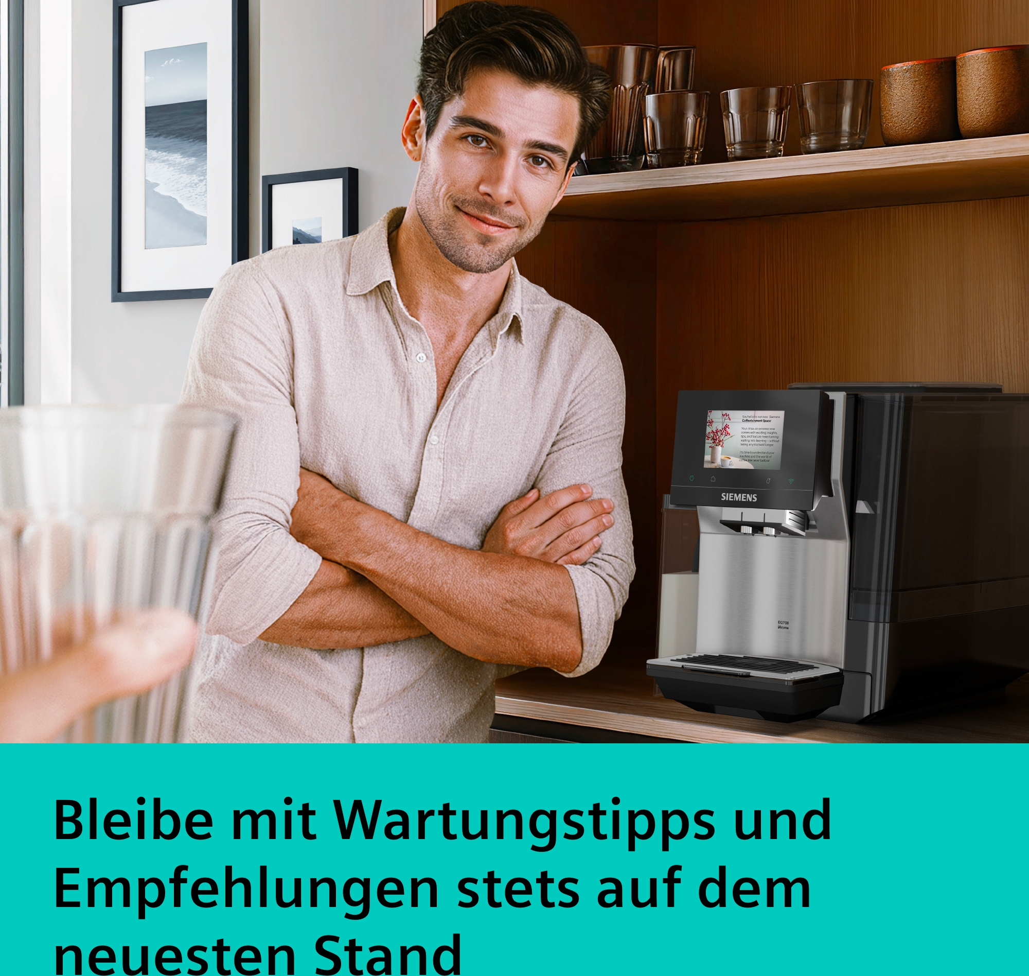 Mann steht neben Kaffeevollautomat mit Bildschirm. Gläser auf Regal.