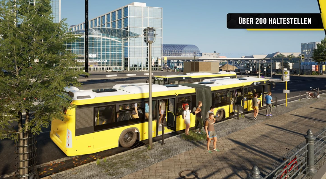 Gelber Gelenkbus wartet an Haltestelle mit Passagieren vor modernen Gebäuden.