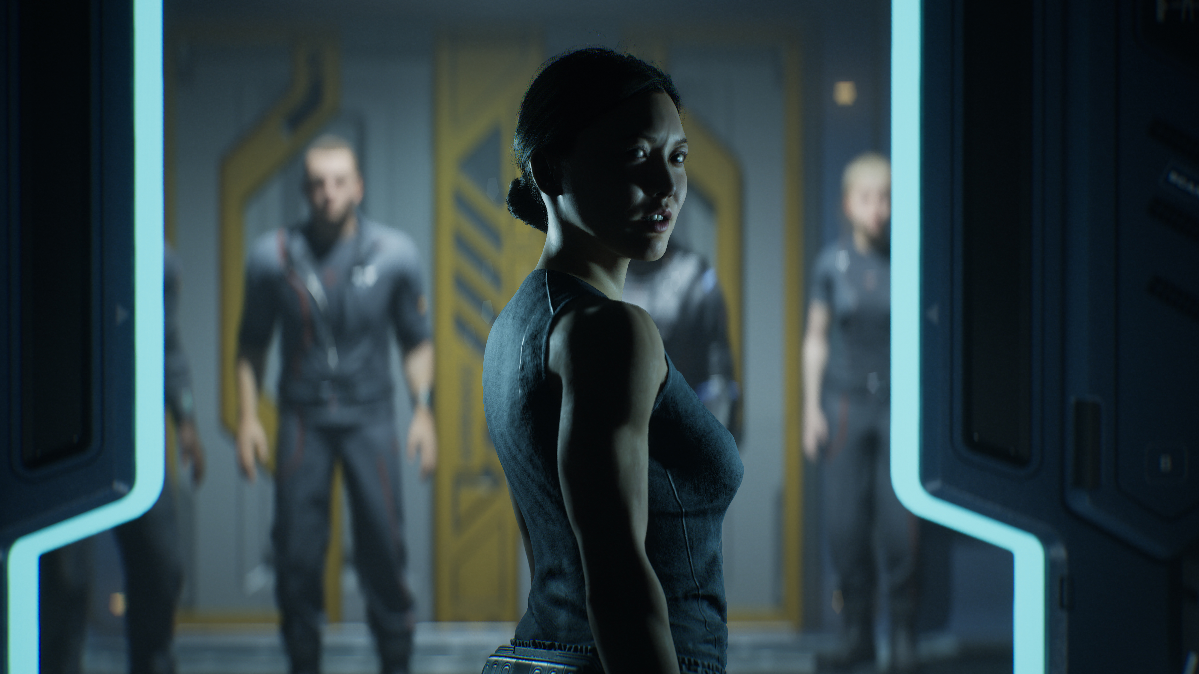 Kobieta patrzy przez ramię, mężczyźni w ciemnych mundurach.