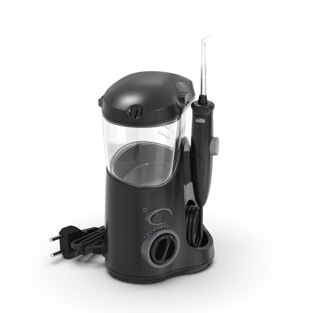 Czarna elektryczna irygator do ust z przezroczystym zbiornikiem i spiralnym kablem.