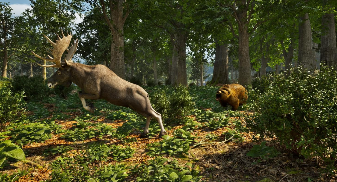 Ein brauner Elch mit großem Geweih springt durch einen Wald, während ein brauner Bär mit offenem Maul im Hintergrund steht.