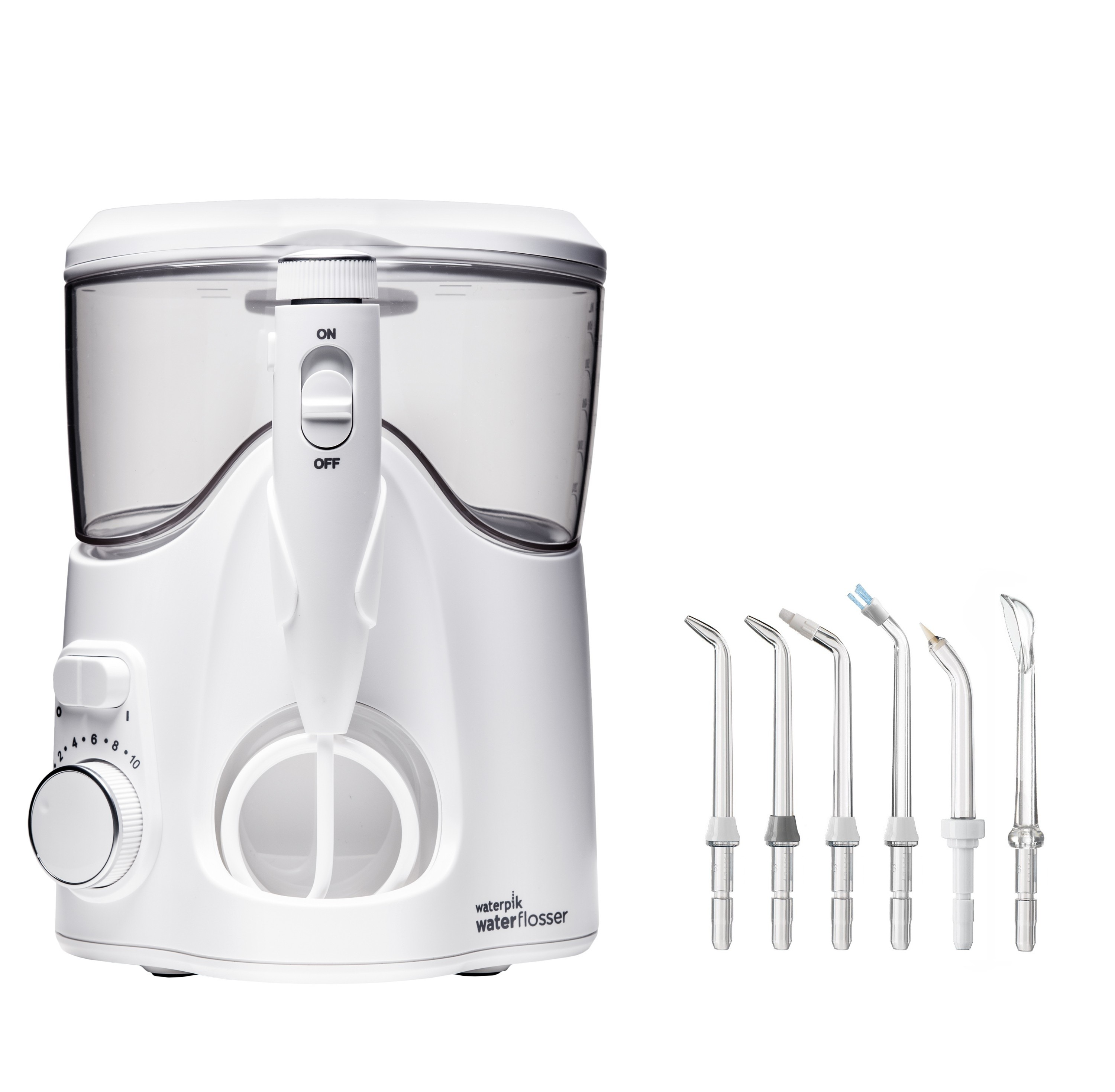 Biała irygator Waterpik z kilkoma końcówkami.