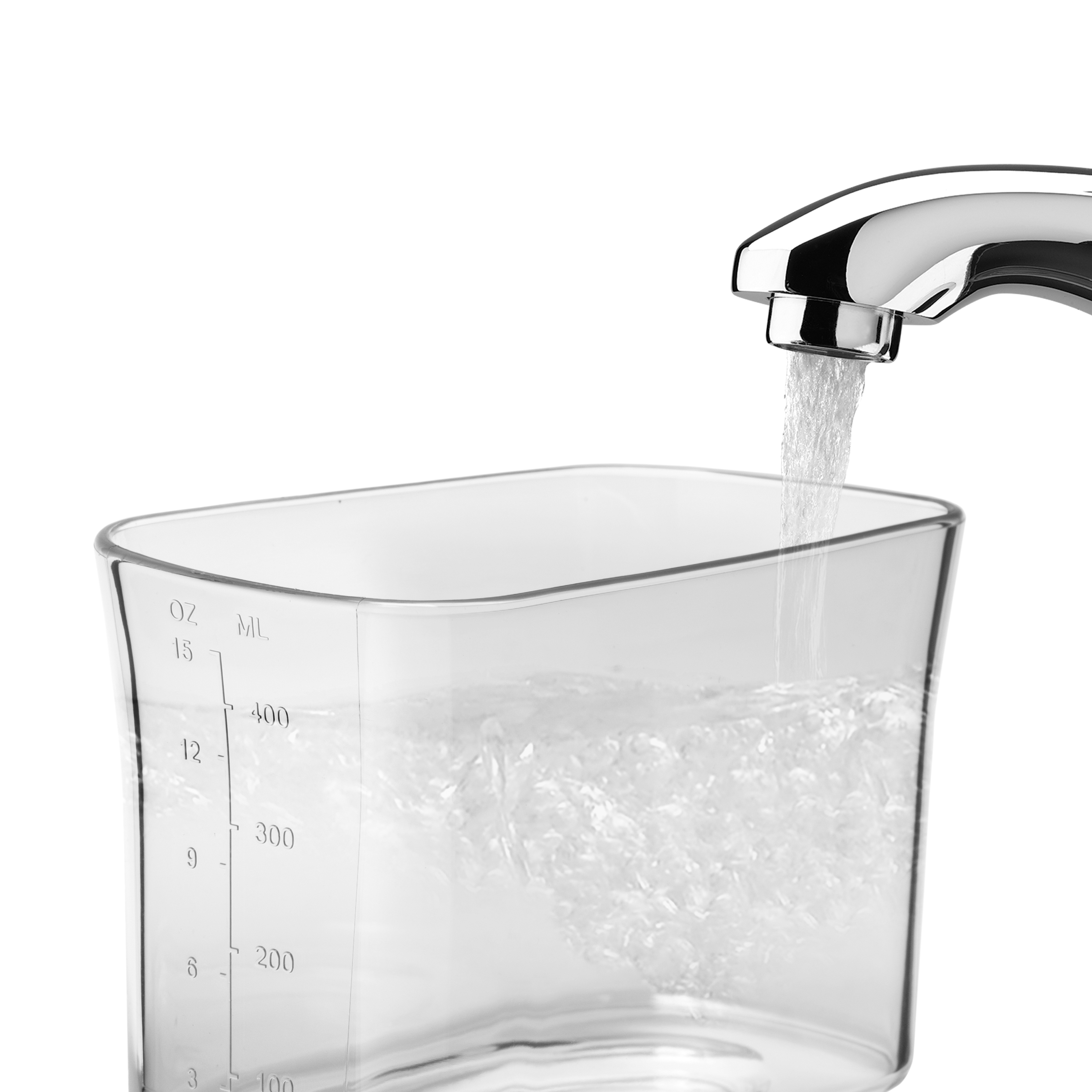 Woda płynie z chromowanego kranu do przezroczystego kubka z miarką i oznaczeniami.