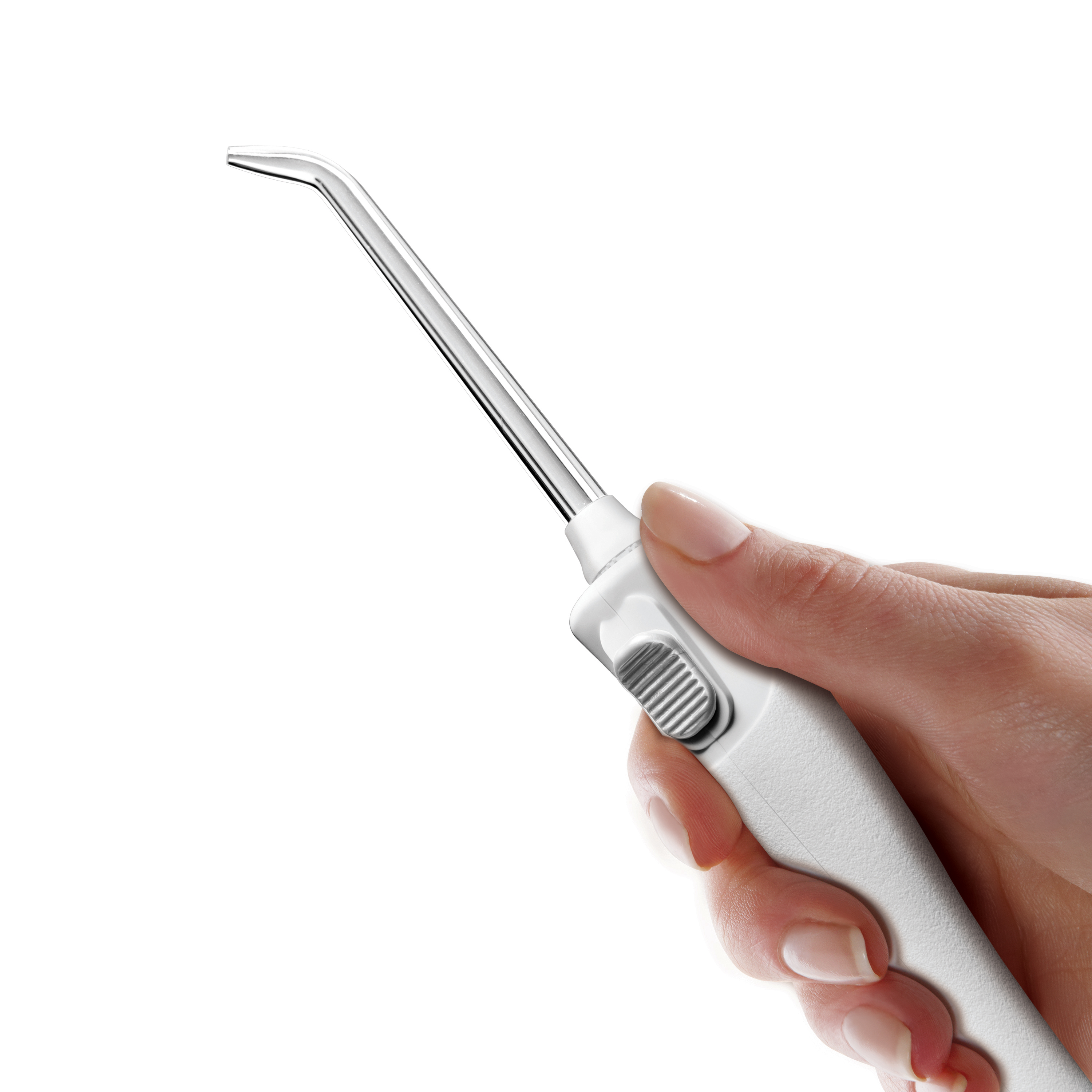 Dłoń trzyma białe urządzenie do higieny jamy ustnej z metalową końcówką.