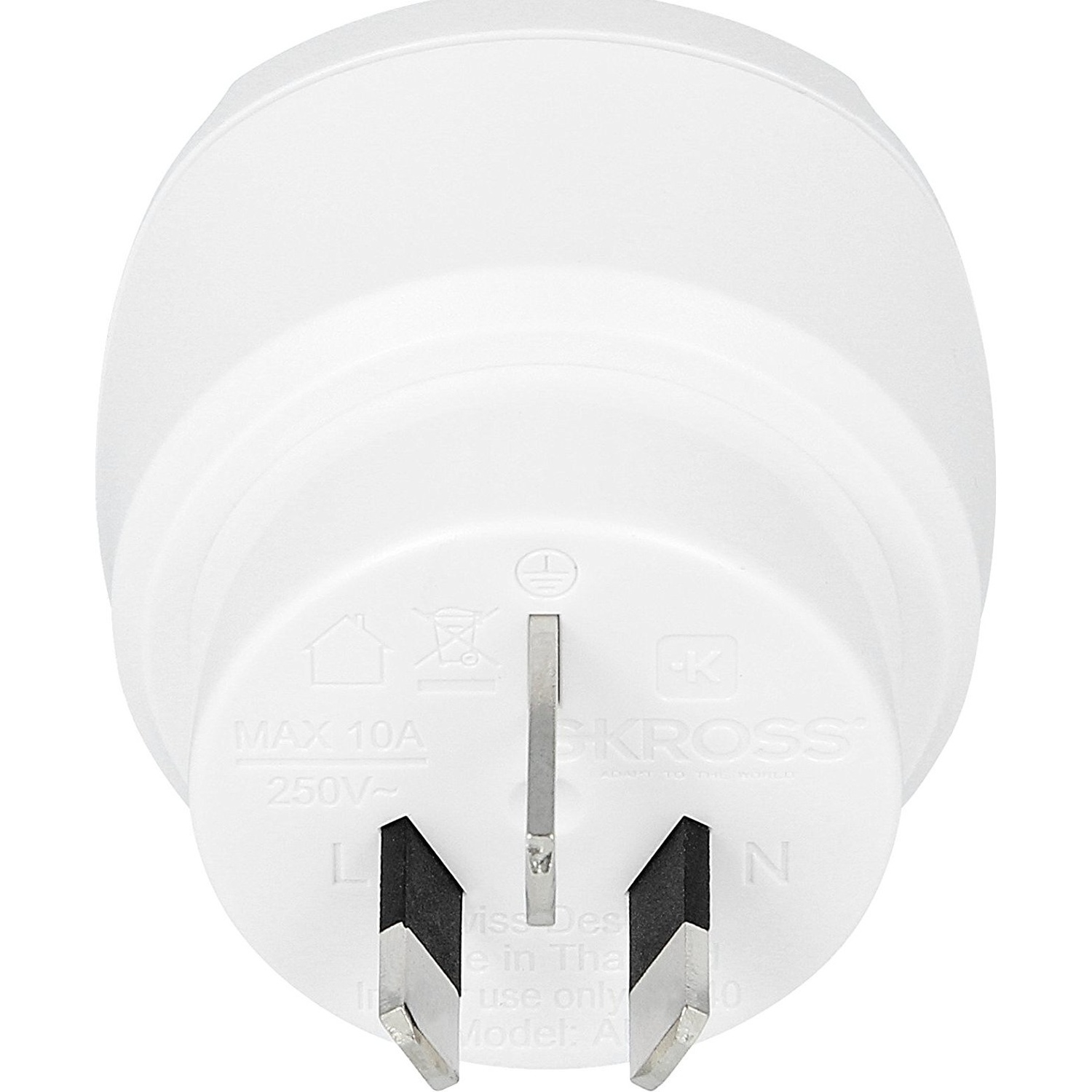 Un adaptateur de voyage blanc avec trois broches métalliques et texte.