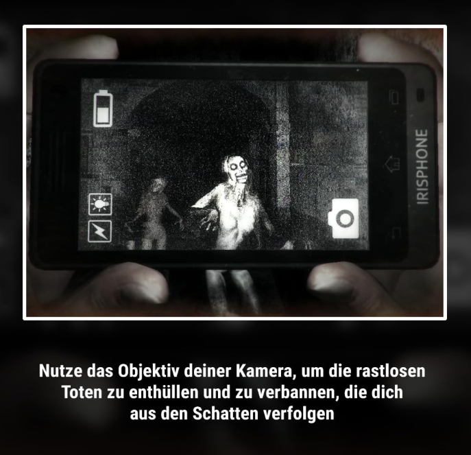 Schwarz-weiße Aufnahme: Hände halten Smartphone mit gruseligen Kreaturen auf dem Bildschirm.