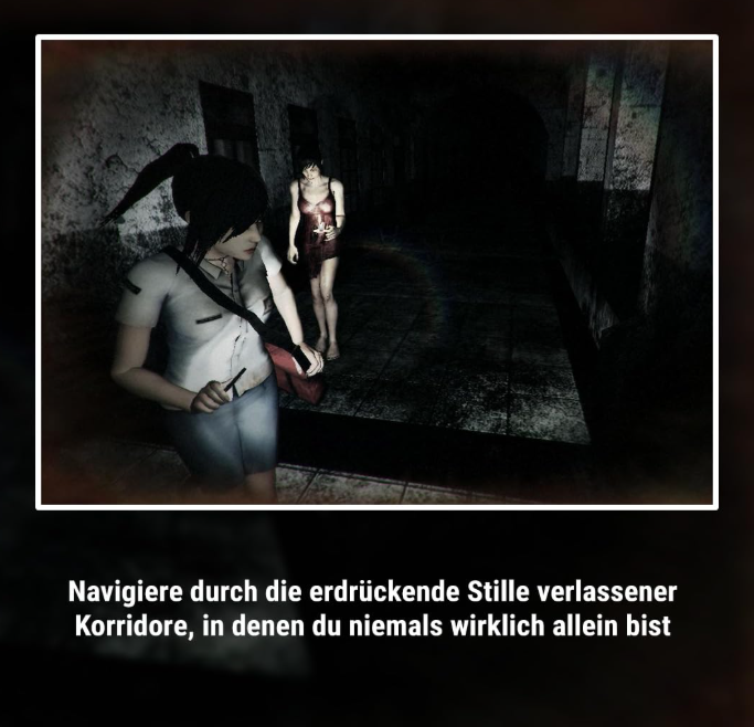 Zwei Frauen in einem dunklen, verlassenen Korridor.