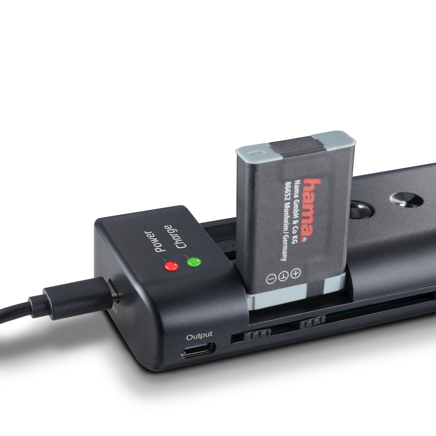Un caricabatterie nero con una batteria Hama è in carica.