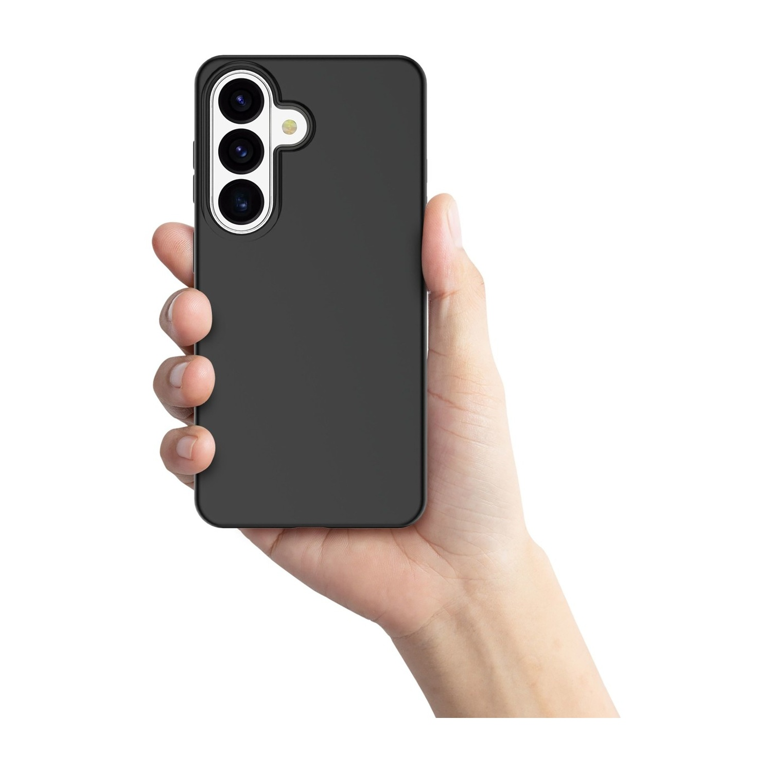 Una mano tiene uno smartphone nero con tre fotocamere.