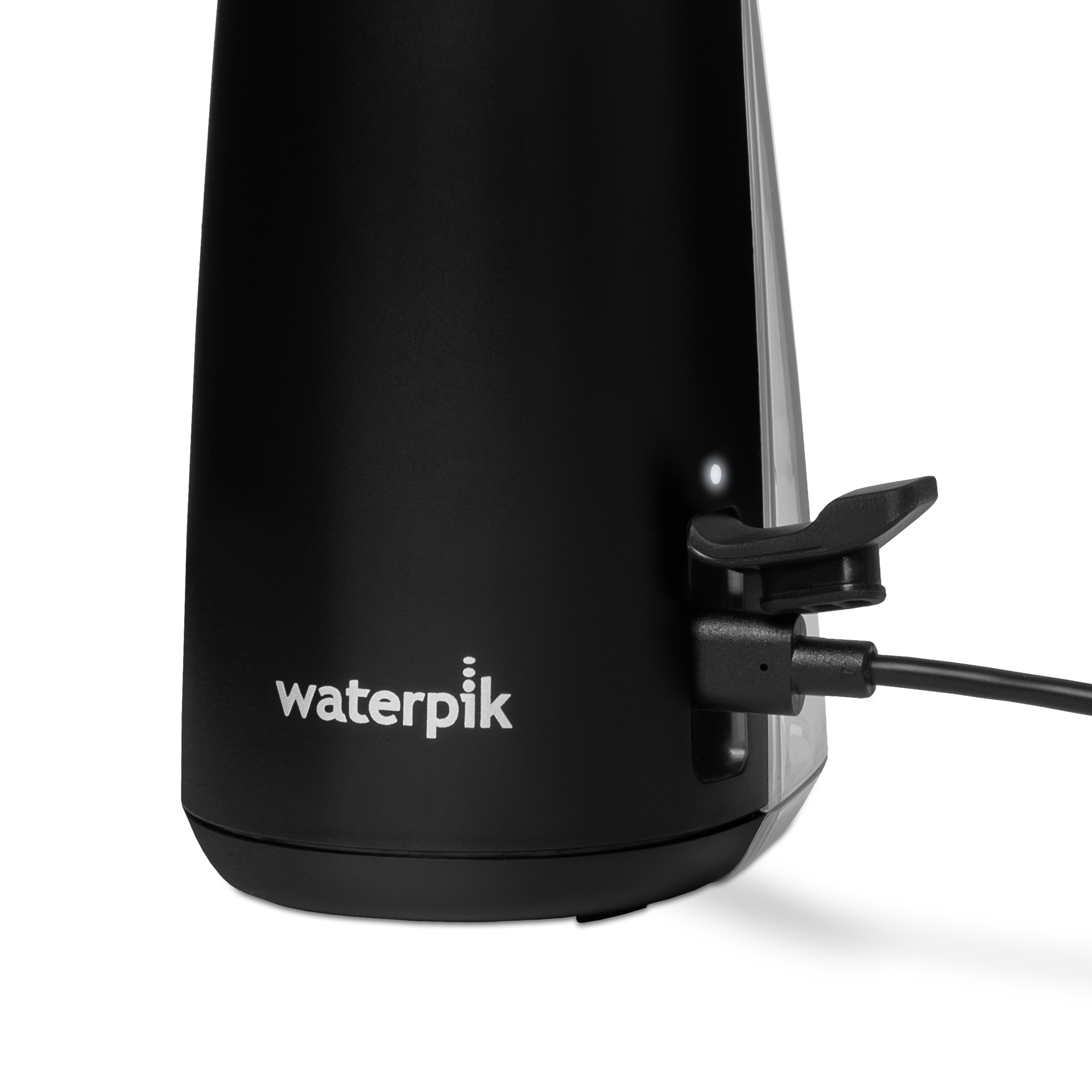 Czarny irygator Waterpik z portem USB-C i podświetloną diodą.