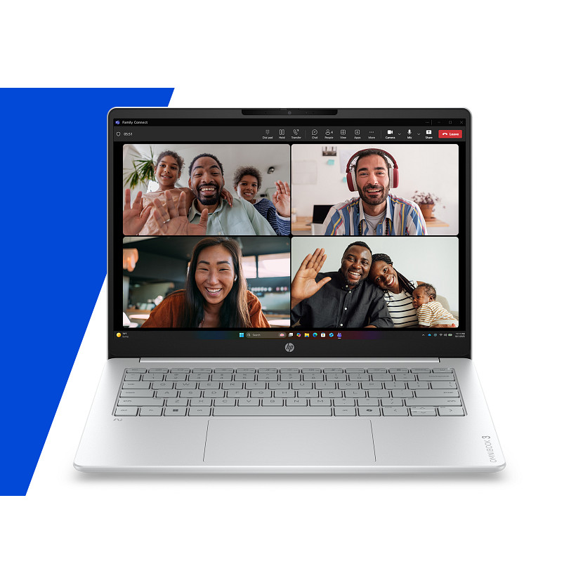 Laptop zeigt Videoanruf mit vier Familienmitgliedern in vier Fenstern.