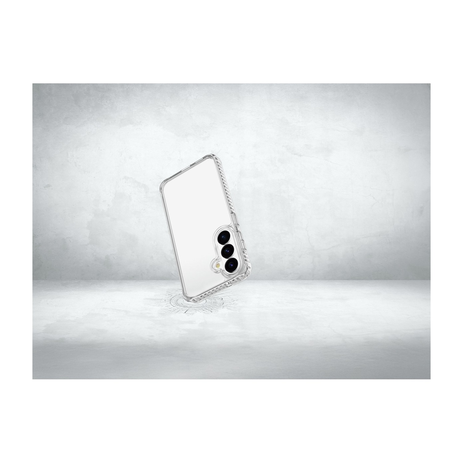 Una cover trasparente per telefono con tre fotocamere su sfondo grigio.