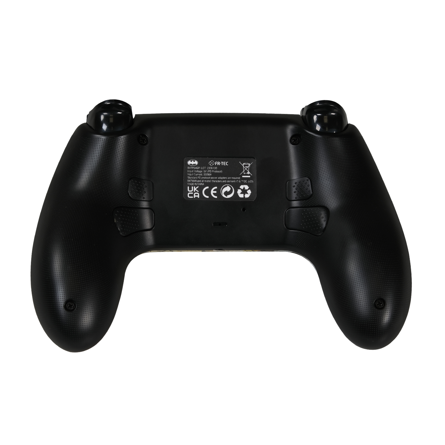 Rückseite eines schwarzen Controllers mit Batman-Logo und CE-Zeichen.