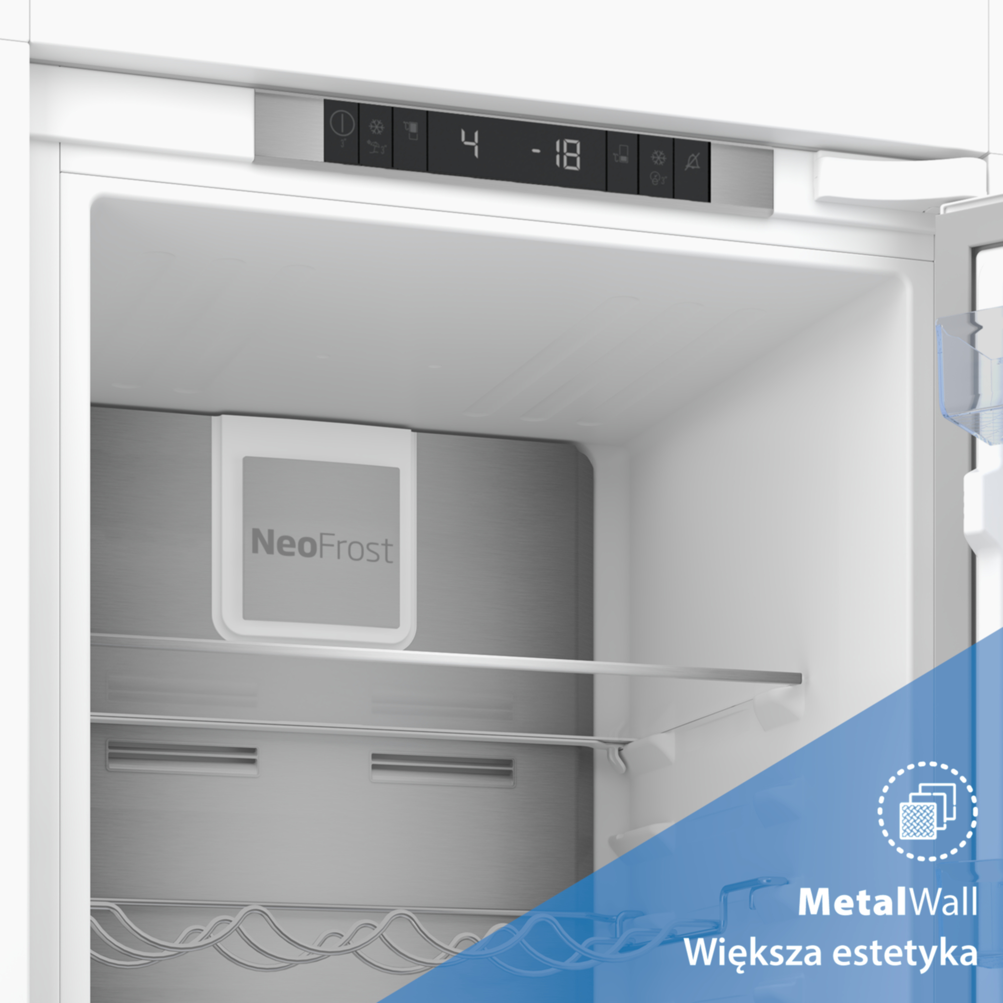 Wnętrze lodówki z półkami i cyfrowym wyświetlaczem pokazującym 4°C i -18°C.