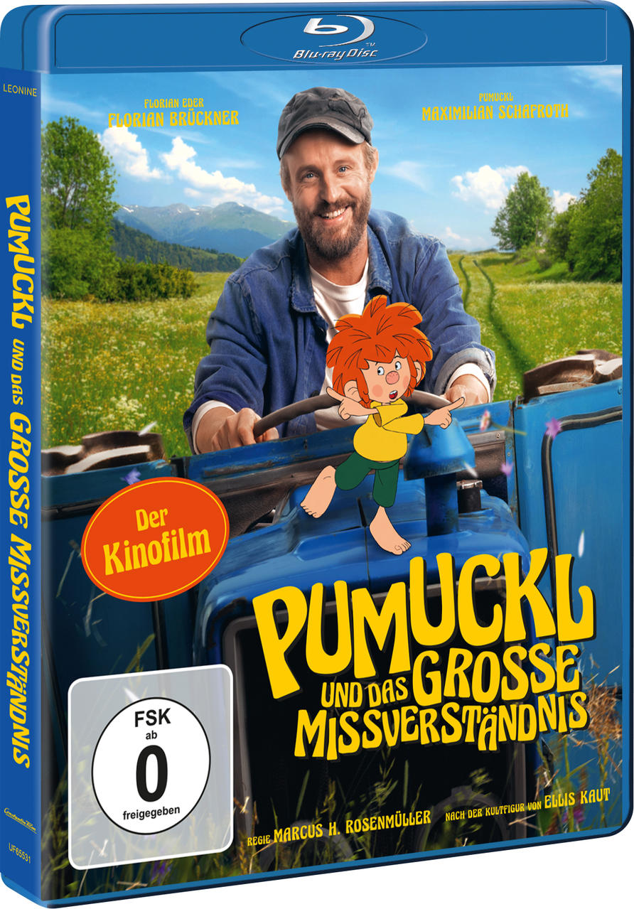 Ein Mann mit Bart und Kappe fährt einen blauen Traktor. Pumuckl sitzt auf dem Traktor.