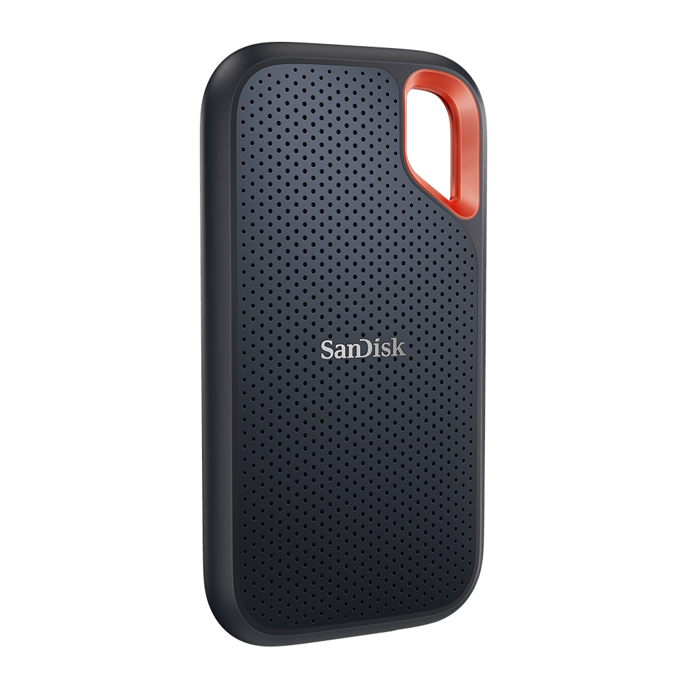 Turuncu halkalı, delikli desenli siyah SanDisk SSD.