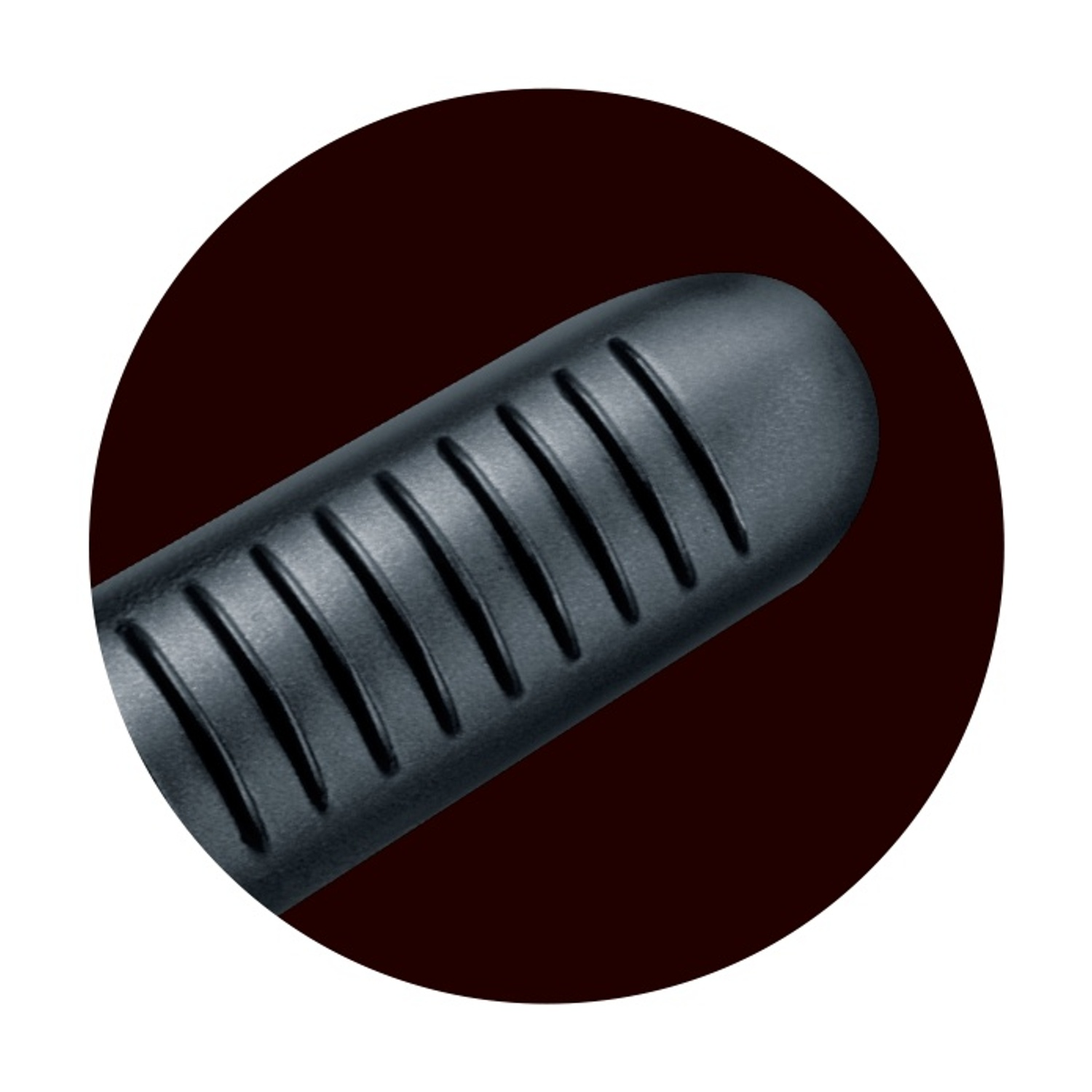Primo piano di un manico nero e scanalato di un dispositivo, con sfondo scuro.
