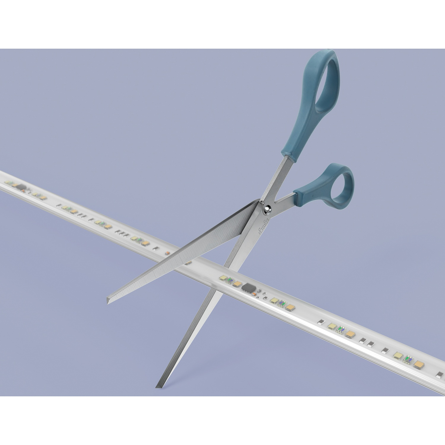 Blauwe schaar knipt een LED-strip op blauwe achtergrond.