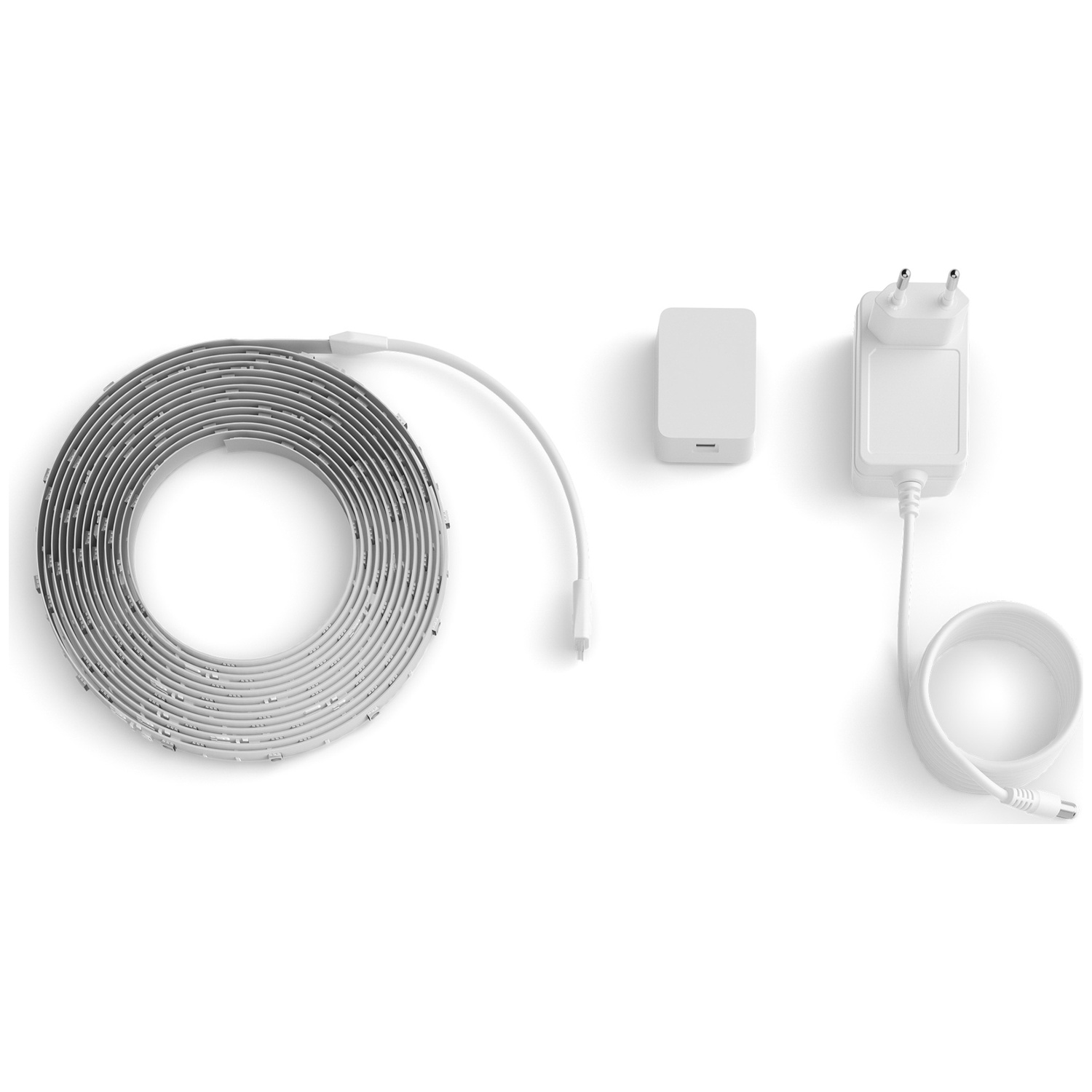 LED-strip, voedingsadapter en stekker op witte achtergrond.