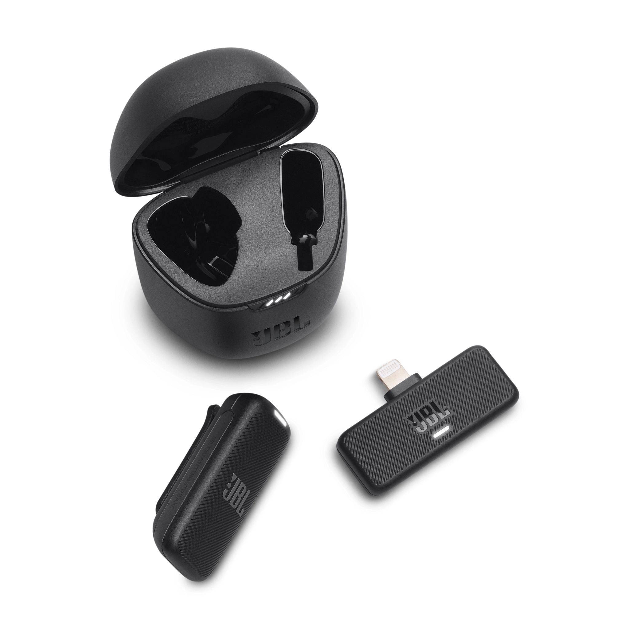 Schwarzes JBL-Headset mit Ladecase, USB-C-Dongle und Clip-Adapter.