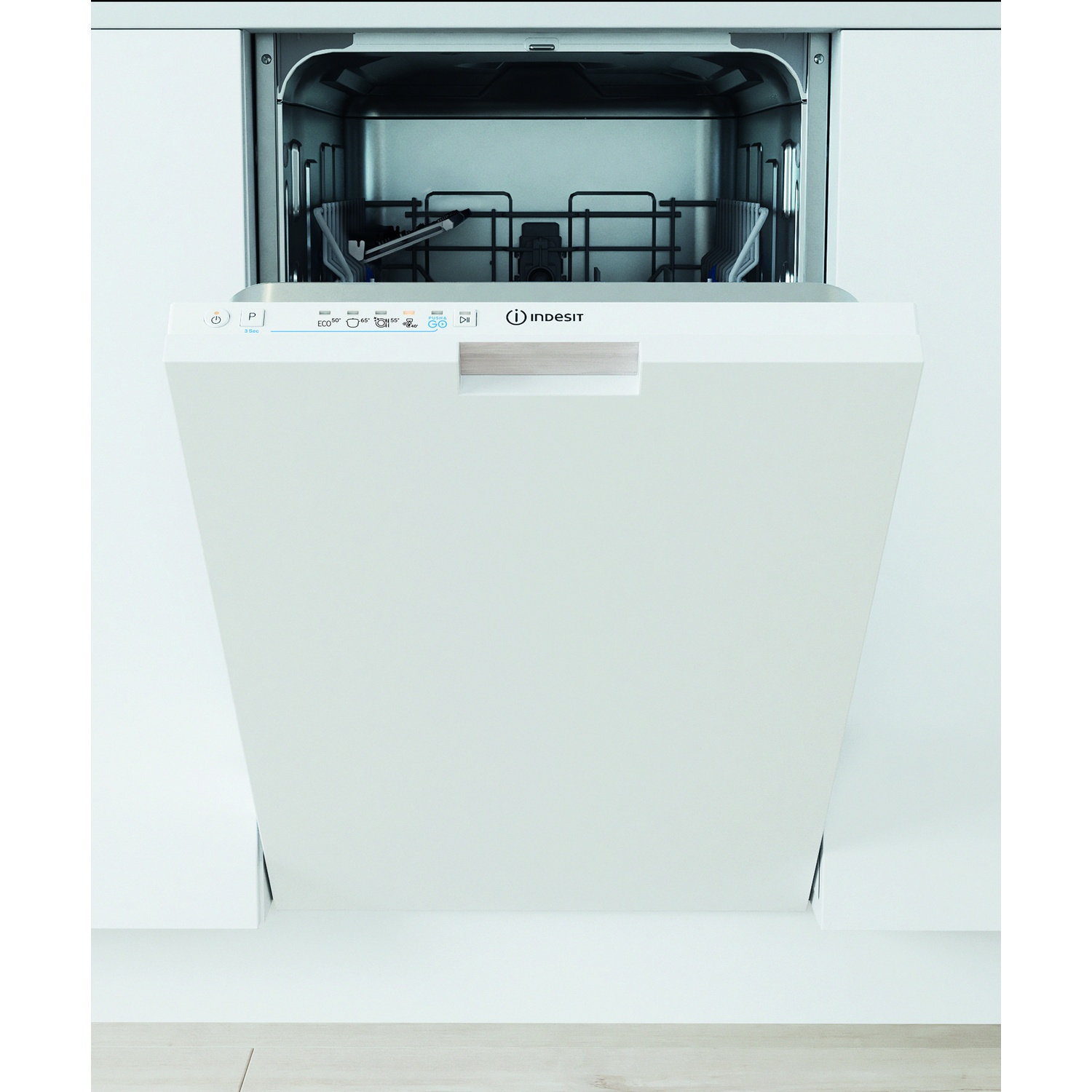 Una lavastoviglie Indesit bianca con la porta aperta, che mostra i cestelli interni.
