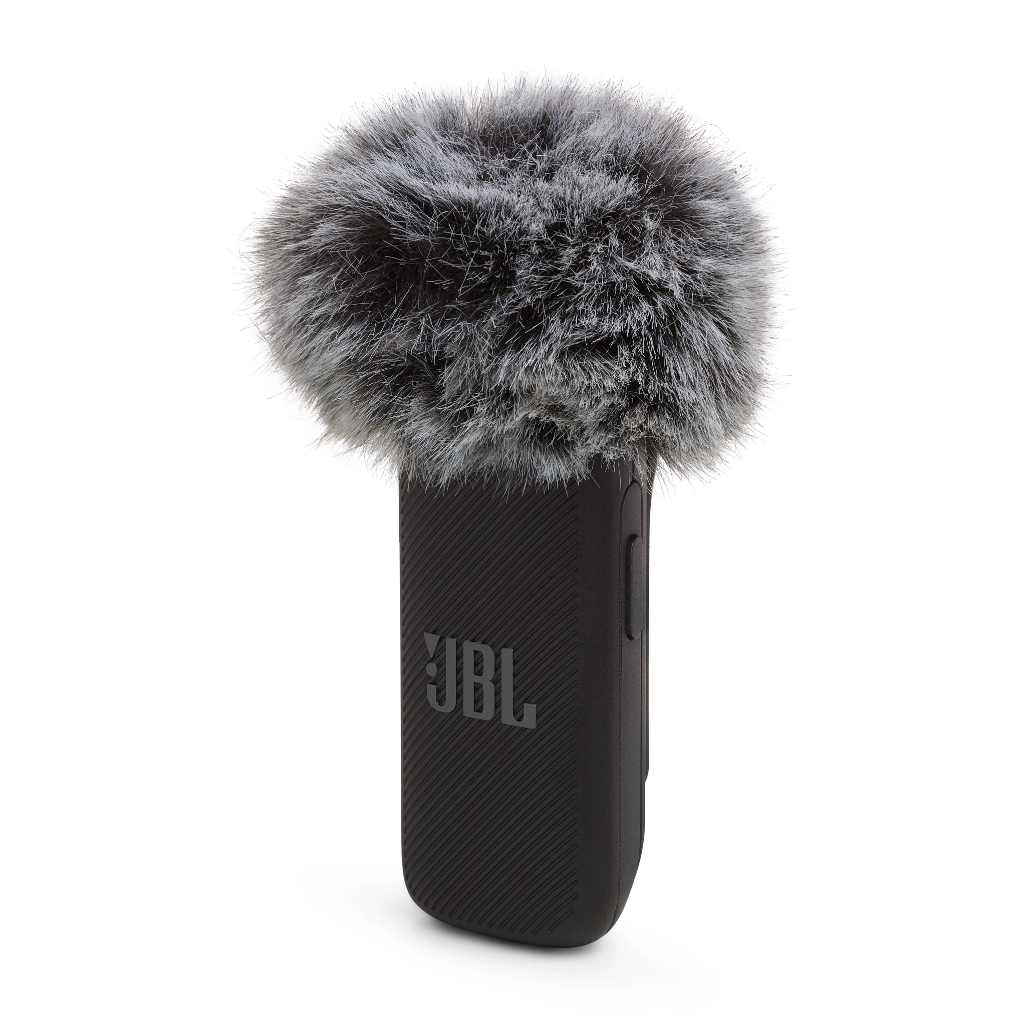 Schwarzes JBL Mikrofon mit pelzigem Windschutz, Nahaufnahme auf weißem Hintergrund.