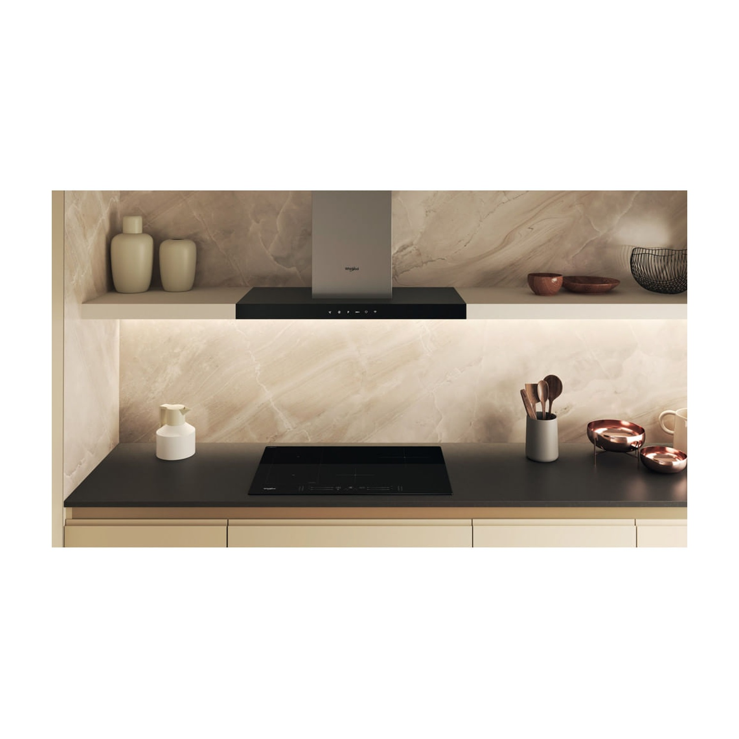Cucina moderna con piano cottura a induzione, cappa e decorazioni su mensola.