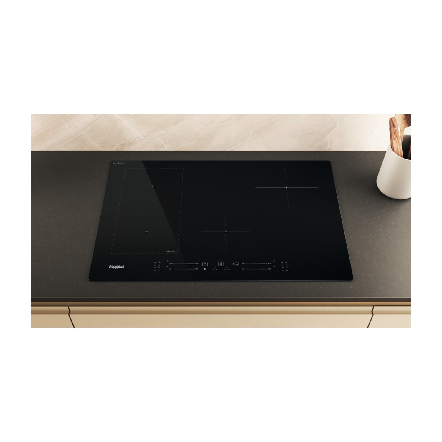Un moderno piano cottura a induzione nero con controlli touch su un piano di lavoro.