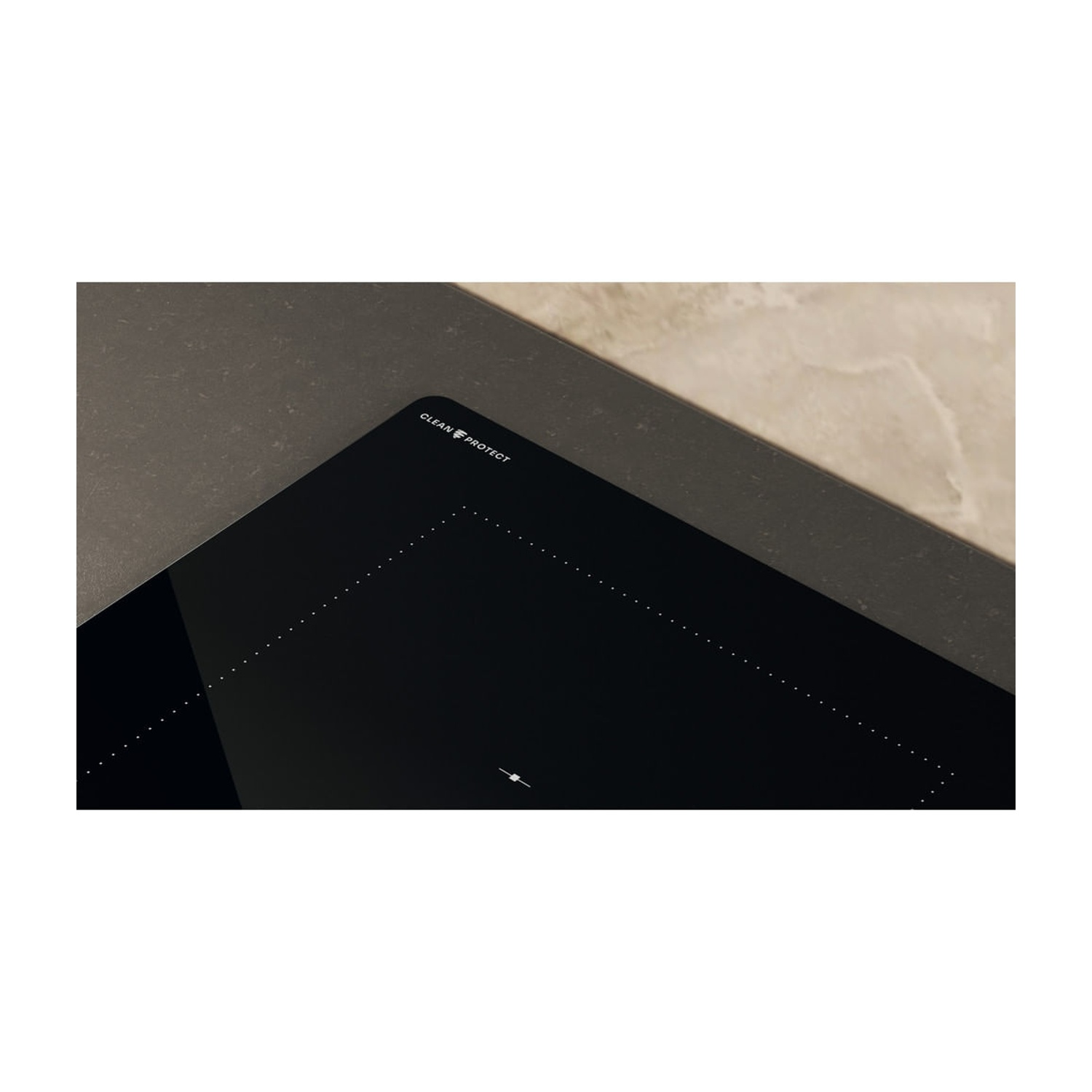 Piano cottura nero con indicatori di zona e testo 'CLEAN PROTECT'.