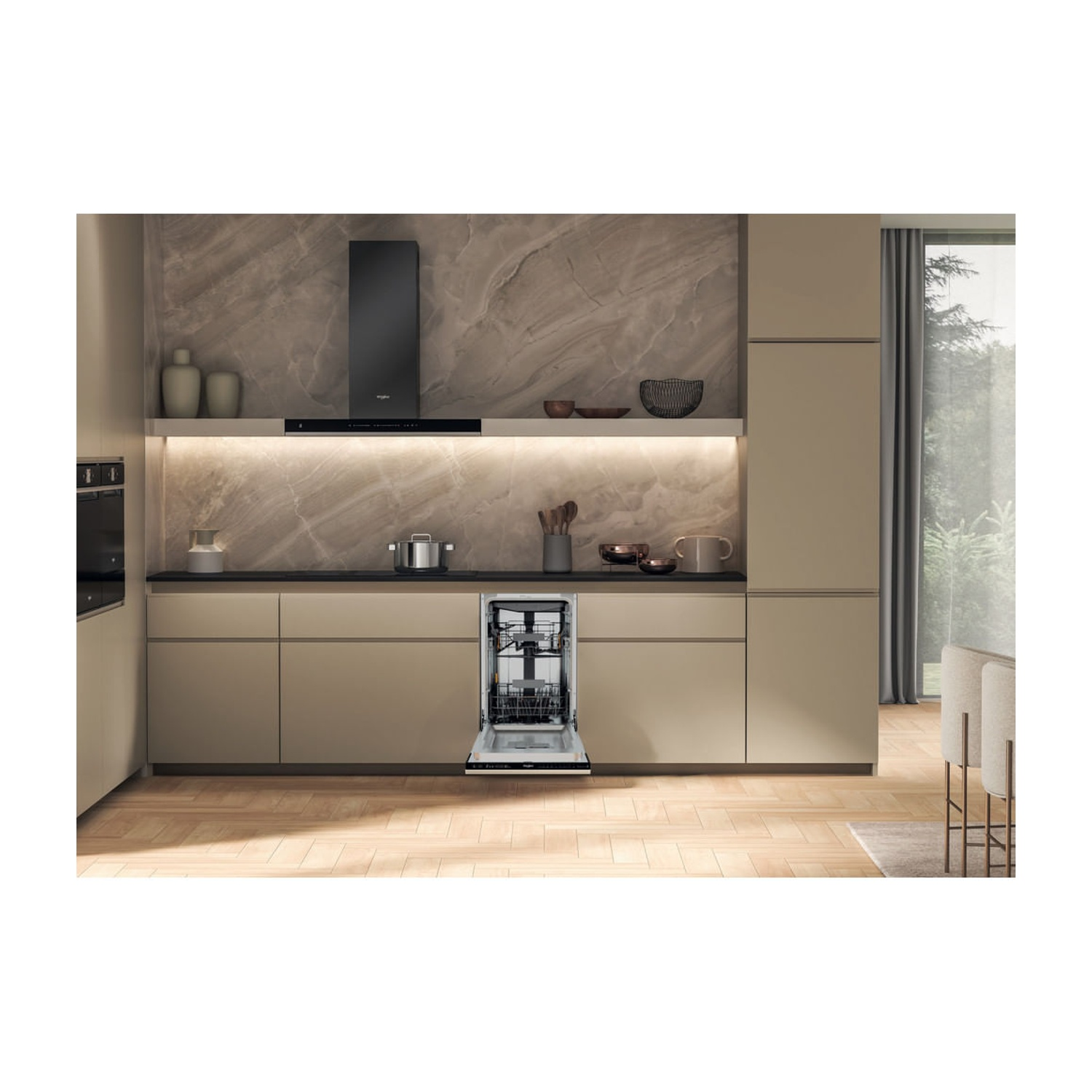 Cucina moderna con lavastoviglie aperta e cappa nera.