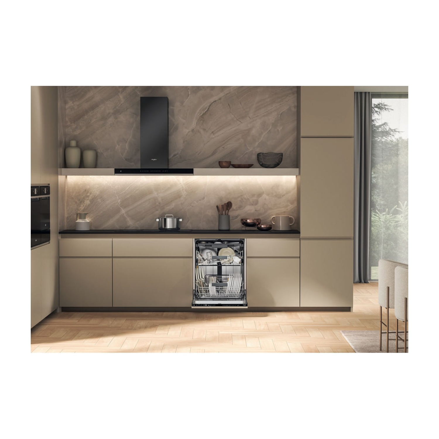 Una cucina moderna con lavastoviglie aperta, cappa e pavimenti in legno.