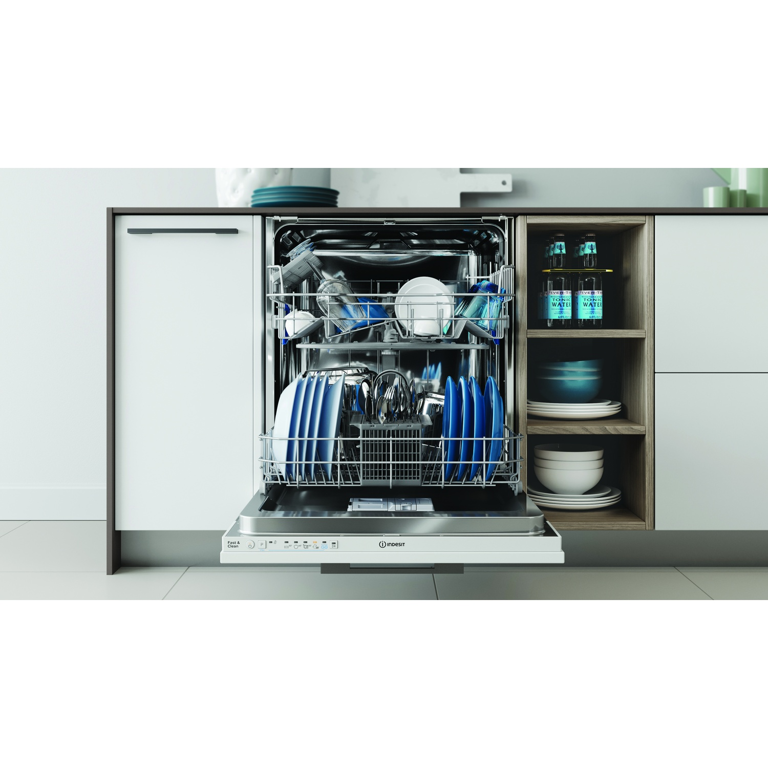 Lavastoviglie aperta con piatti blu e bicchieri all'interno. Mobiletto con bottiglie.