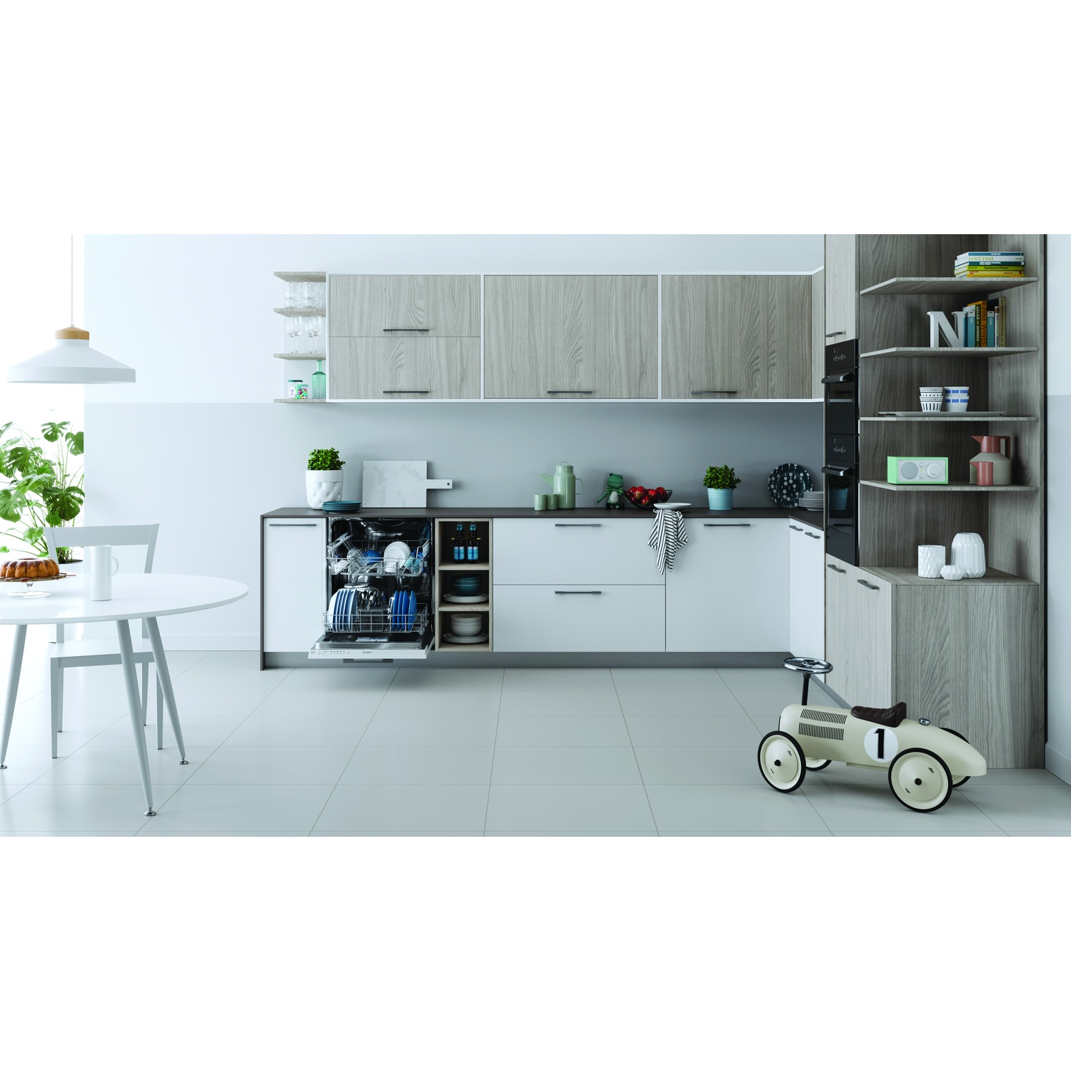 Cucina moderna con lavastoviglie aperto, tavolo e macchinina d'epoca.