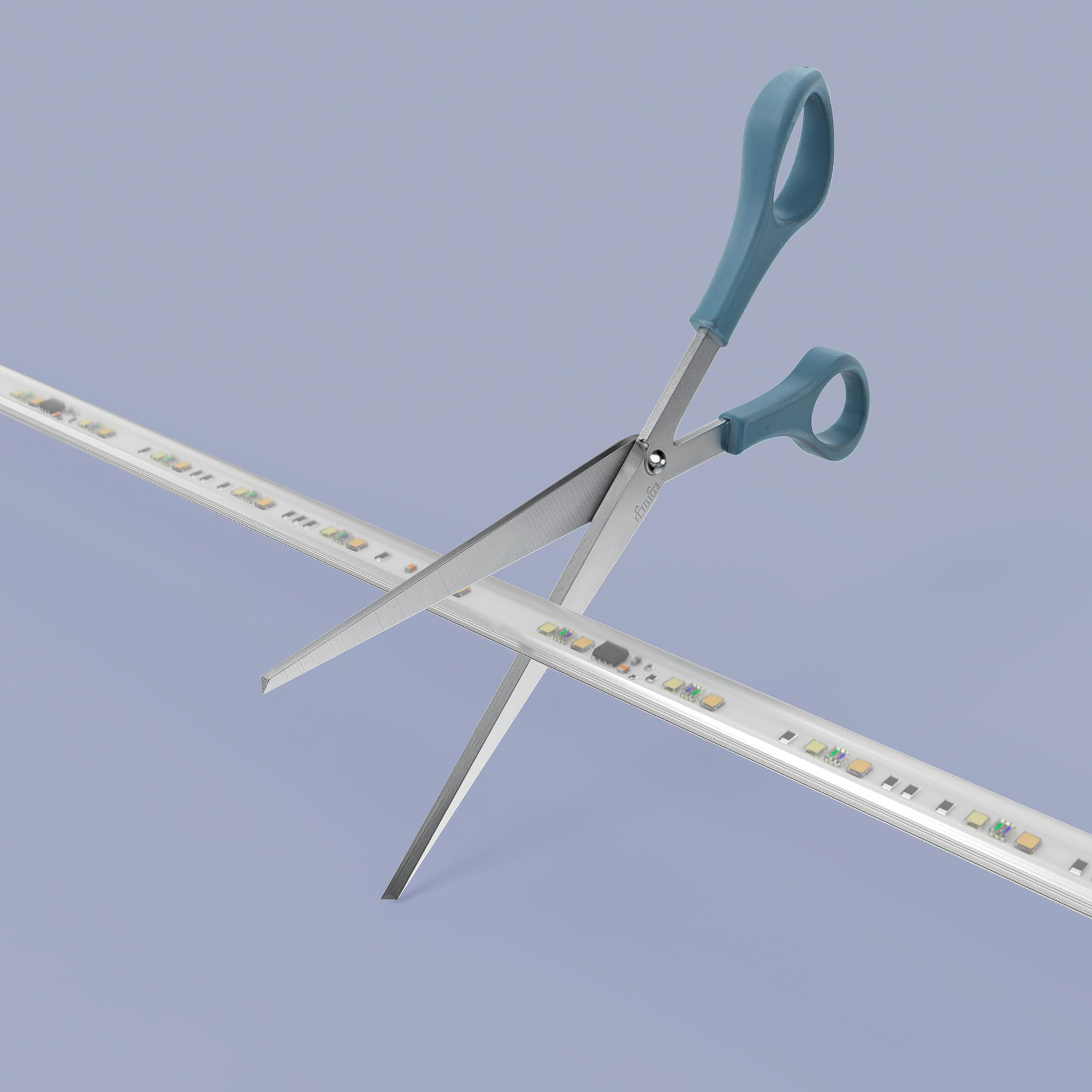 Eine Schere schneidet durch ein LED-Streifenlicht.