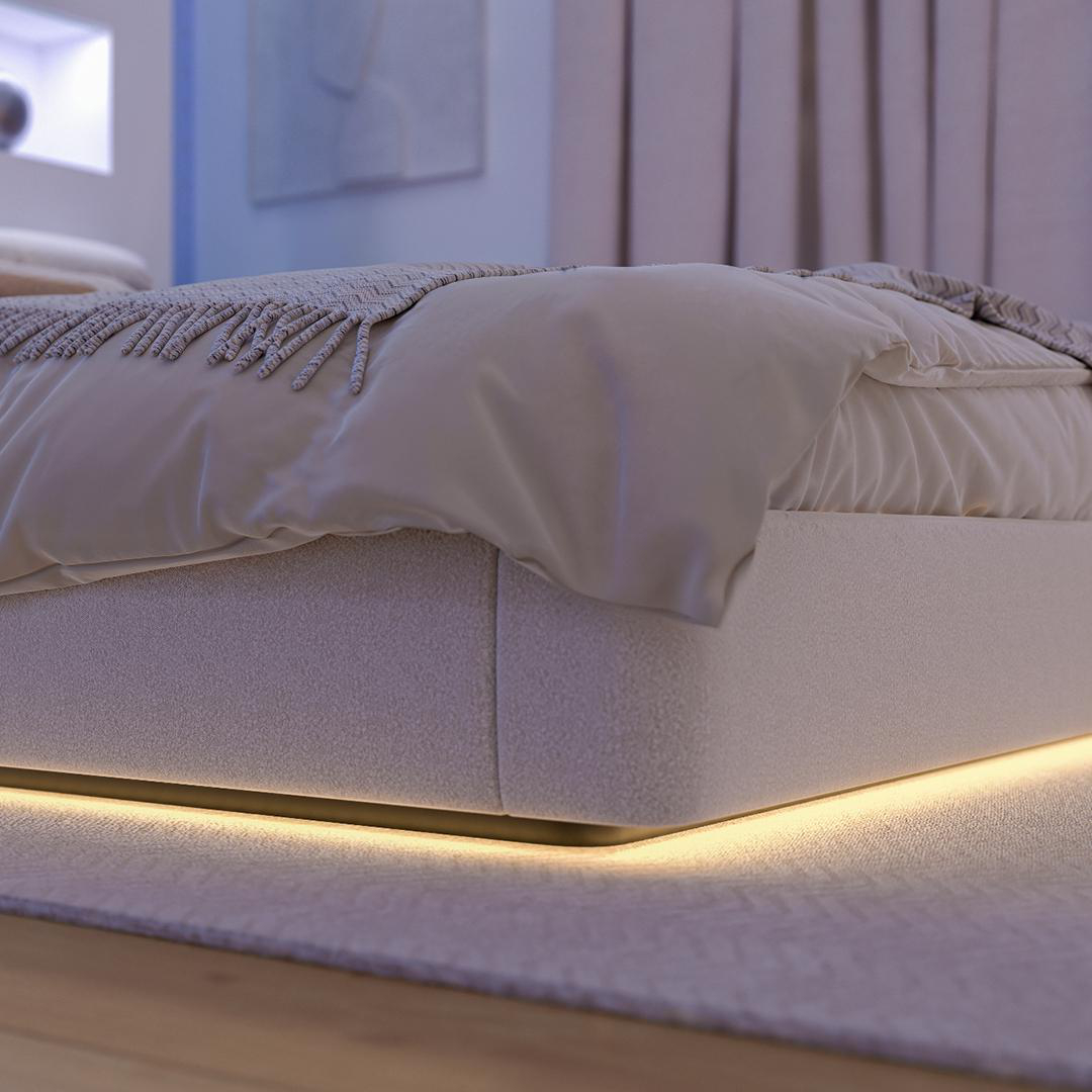Ein Bett mit weißer Bettwäsche und Beleuchtung unter dem Bett.