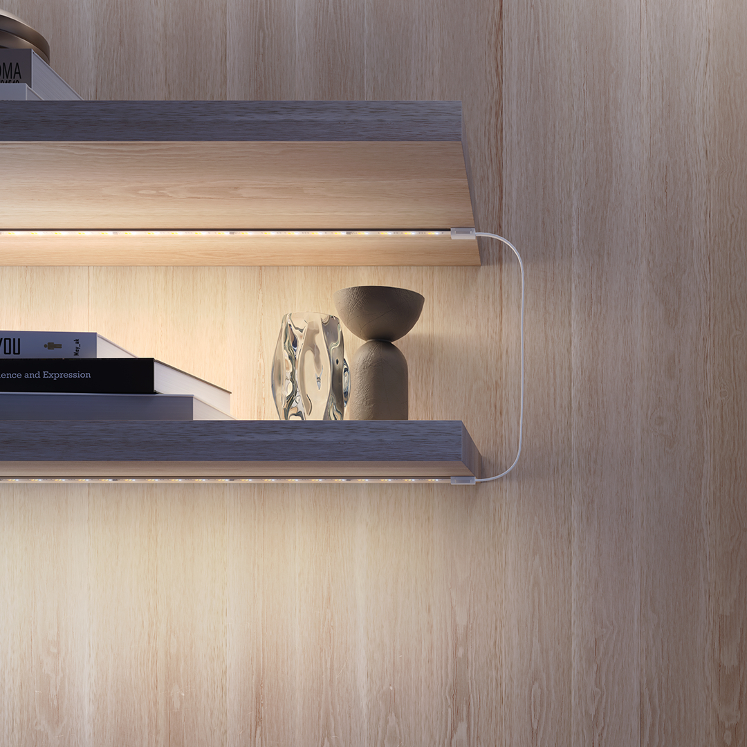 Zwei Holzregale mit LED-Beleuchtung und Deko-Objekten, vor Holzwand.